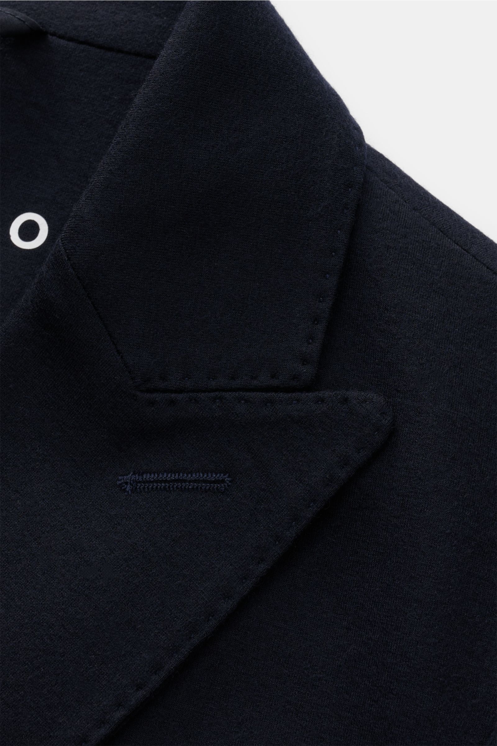 Circolo 1901 Jersey-Sakko navy, Detailaufnahme vom spitz zulaufenden Revers, feiner Wolle-Cashmere Jersey, Slim Fit, zweireihig, drei Knöpfe.