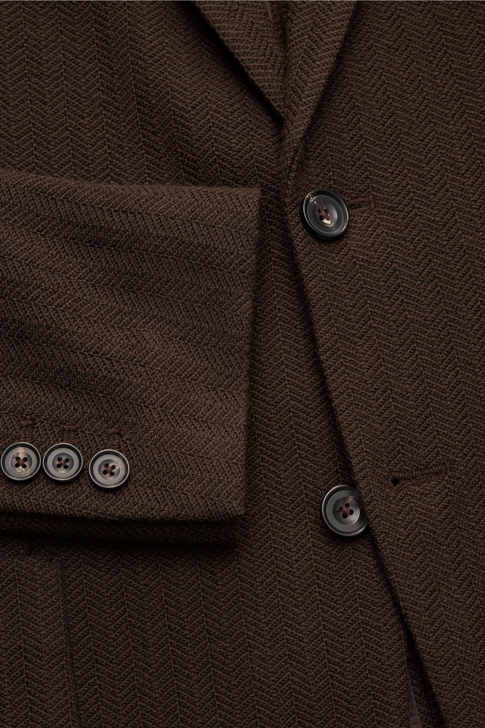 Circolo 1901 Strickblazer dunkelbraun aus reiner Wolle, tonaler Fischgrat, Slim Fit, Zwei-Knopf-Stil, Ärmel mit Knöpfen, Detailaufnahme frontal