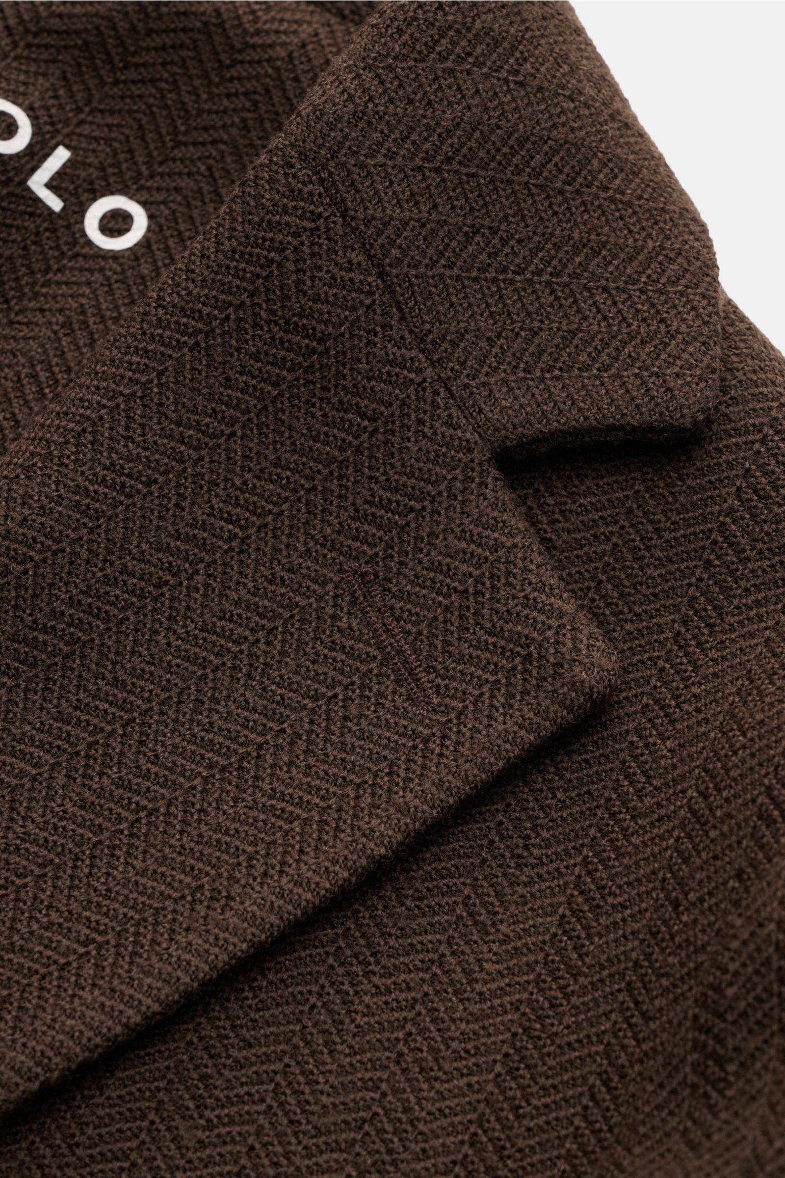 Circolo 1901 Strickblazer dunkelbraun in Slim Fit, aus reiner Wolle mit tonalem Fischgrat, fallendem Revers, Zwei-Knopf-Stil, fotografiert aus Nahaufnahme von oben.