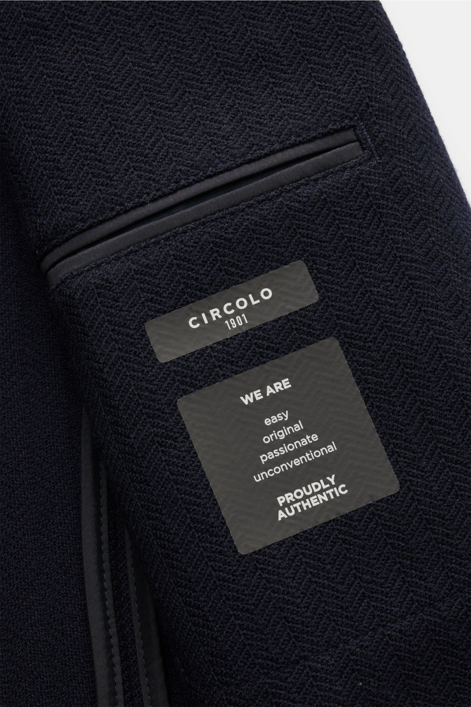 Circolo 1901 Strickblazer navy in Slim Fit, Ansicht Innenfutter mit Innentasche, reiner Wolle und tonalem Fischgrat.