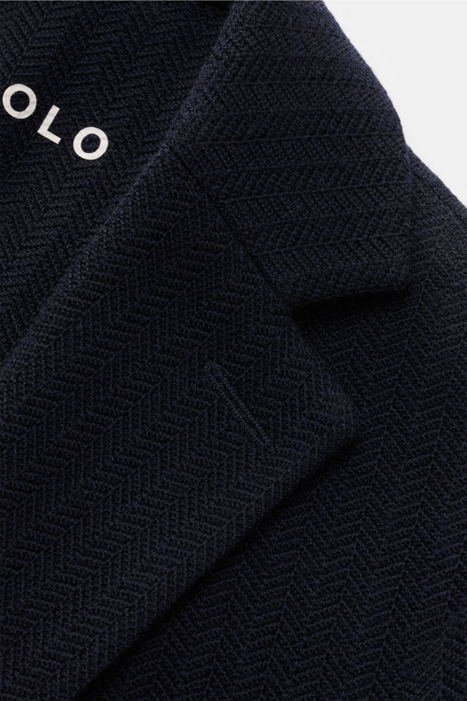 Nahaufnahme von Reiner Wolle und tonalem Fischgrat im Circolo 1901 Strickblazer navy mit fallendem Revers und Slim Fit, sichtbar von schräger Oberseite.
