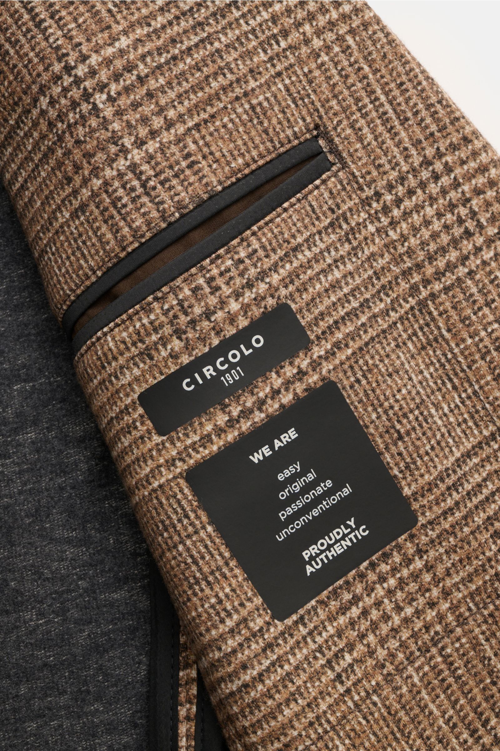 Nahaufnahme des Circolo 1901 Jersey-Sakkos braun/beige kariert von innen, zeigt Glencheck-Print, elastische Baumwolle, Innentasche und Unconstructed-Design.
