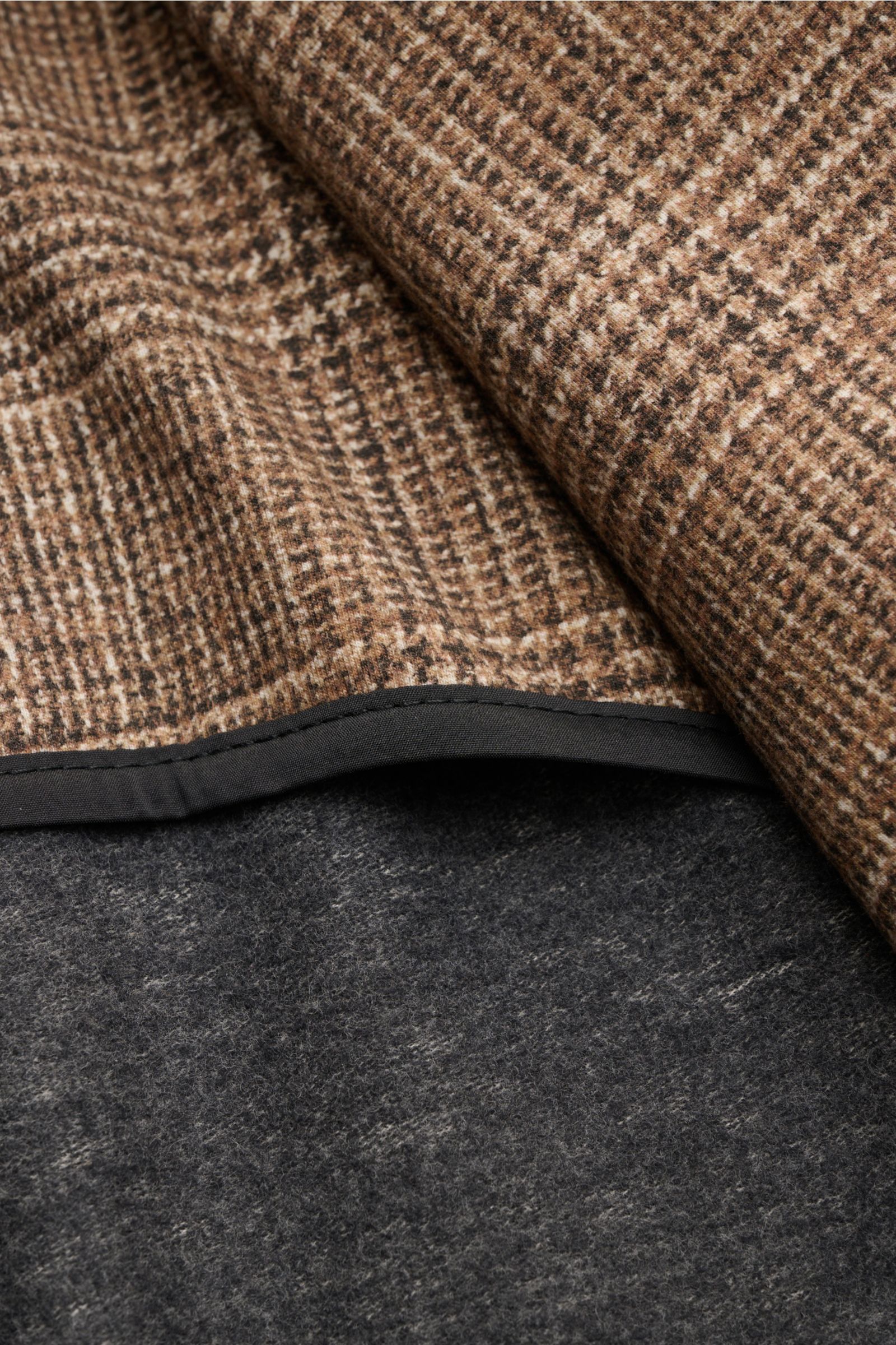 Circolo 1901 Jersey-Sakko braun/beige kariert, Detailaufnahme der weichen, elastischen Baumwoll-Jersey-Innenseite mit Glencheck-Print, Slim Fit, Unconstructed-Design.