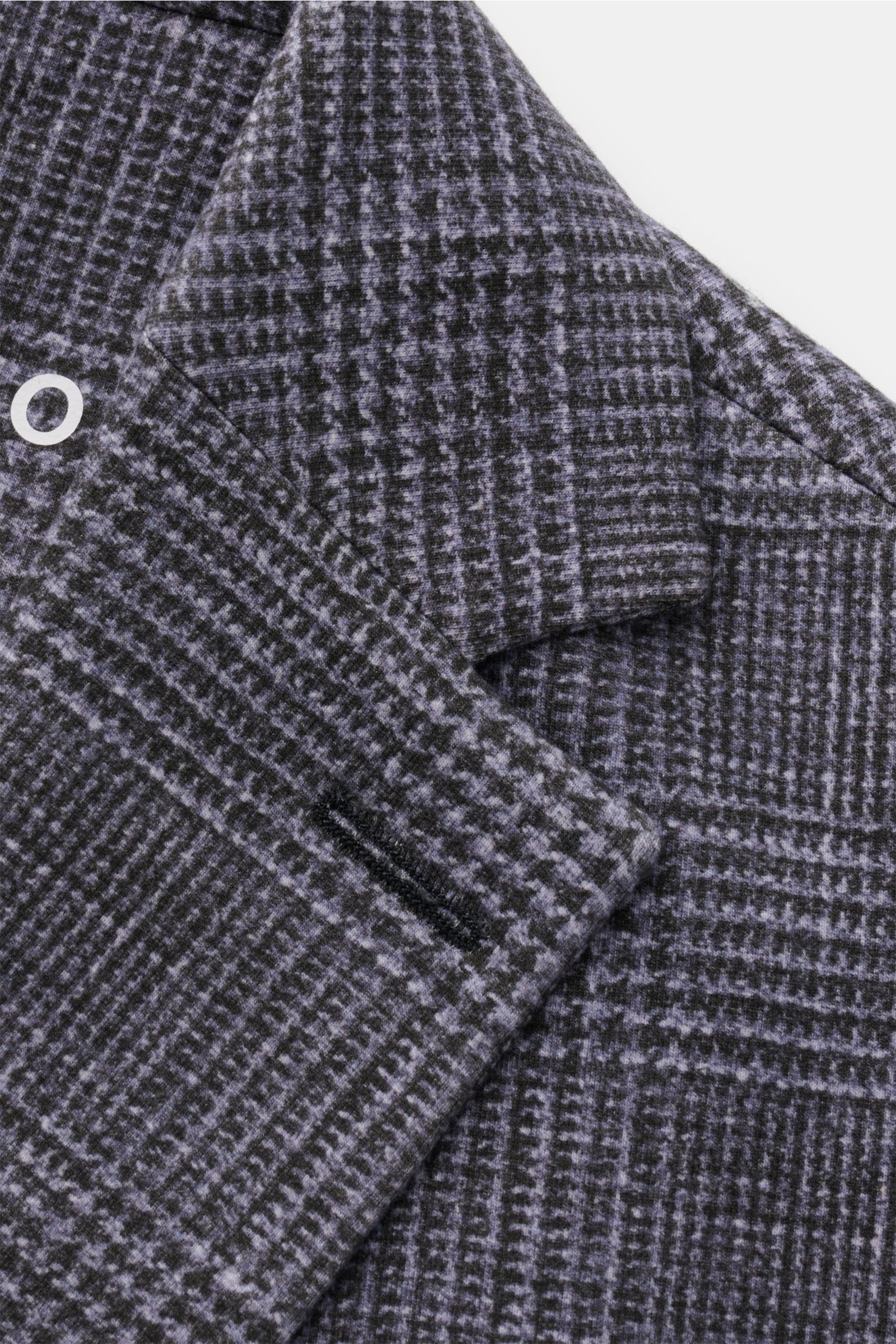 Circolo 1901 Jersey-Sakko anthrazit/hellgrau kariert, weicher Glencheck-Print, Slim Fit, taillierter Zwei-Knopf-Stil, Detailaufnahme von Revers und Ärmel.
