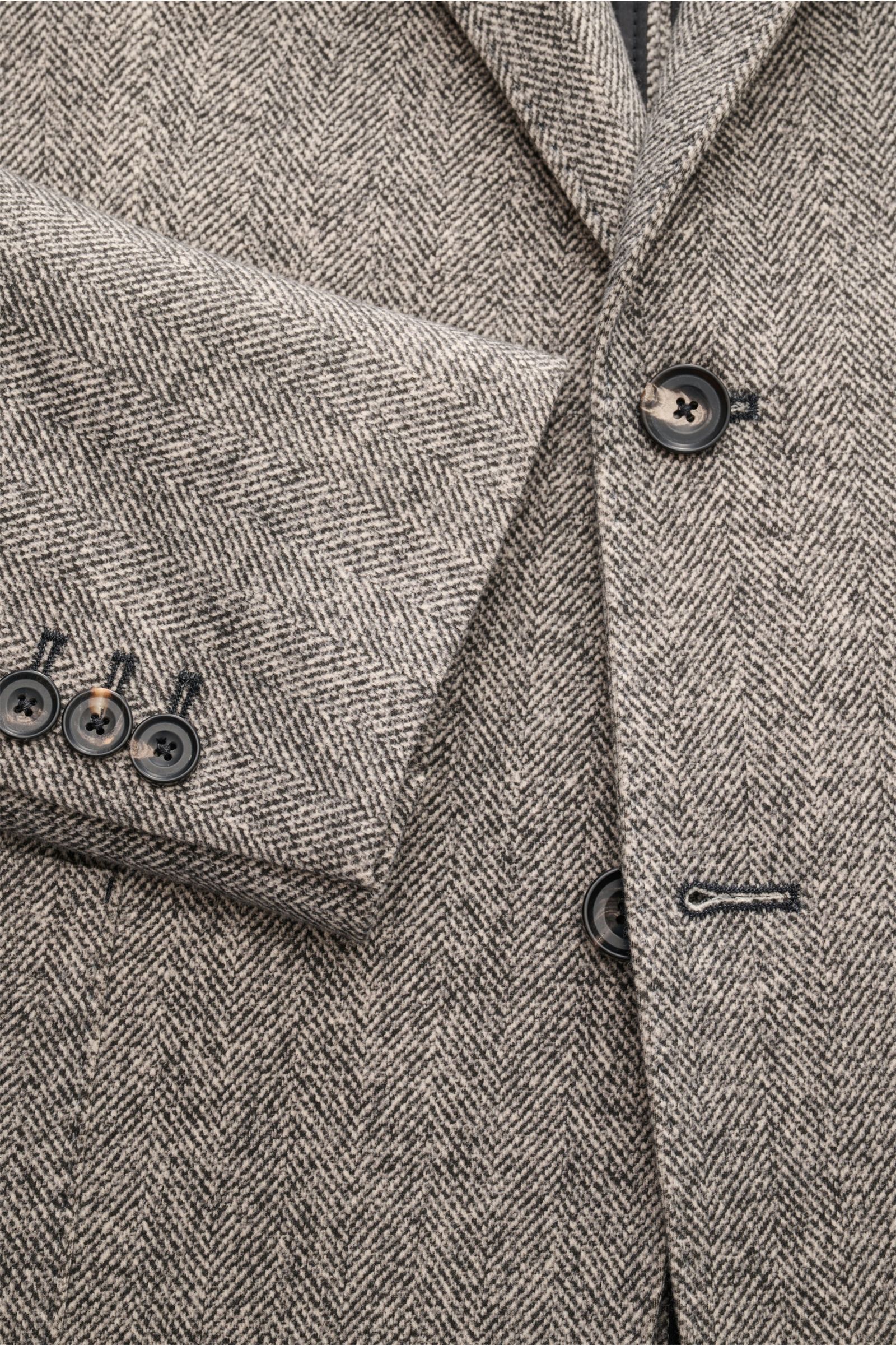 Circolo 1901 Jersey-Sakko schwarz/creme gemustert, Slim Fit, Jersey aus Baumwolle mit Stretch, Print in Weboptik, Tailliert, Zwei-Knopf-Stil, Ärmel mit Knöpfen, halb gefüttert, Detailfoto von vorne oben.