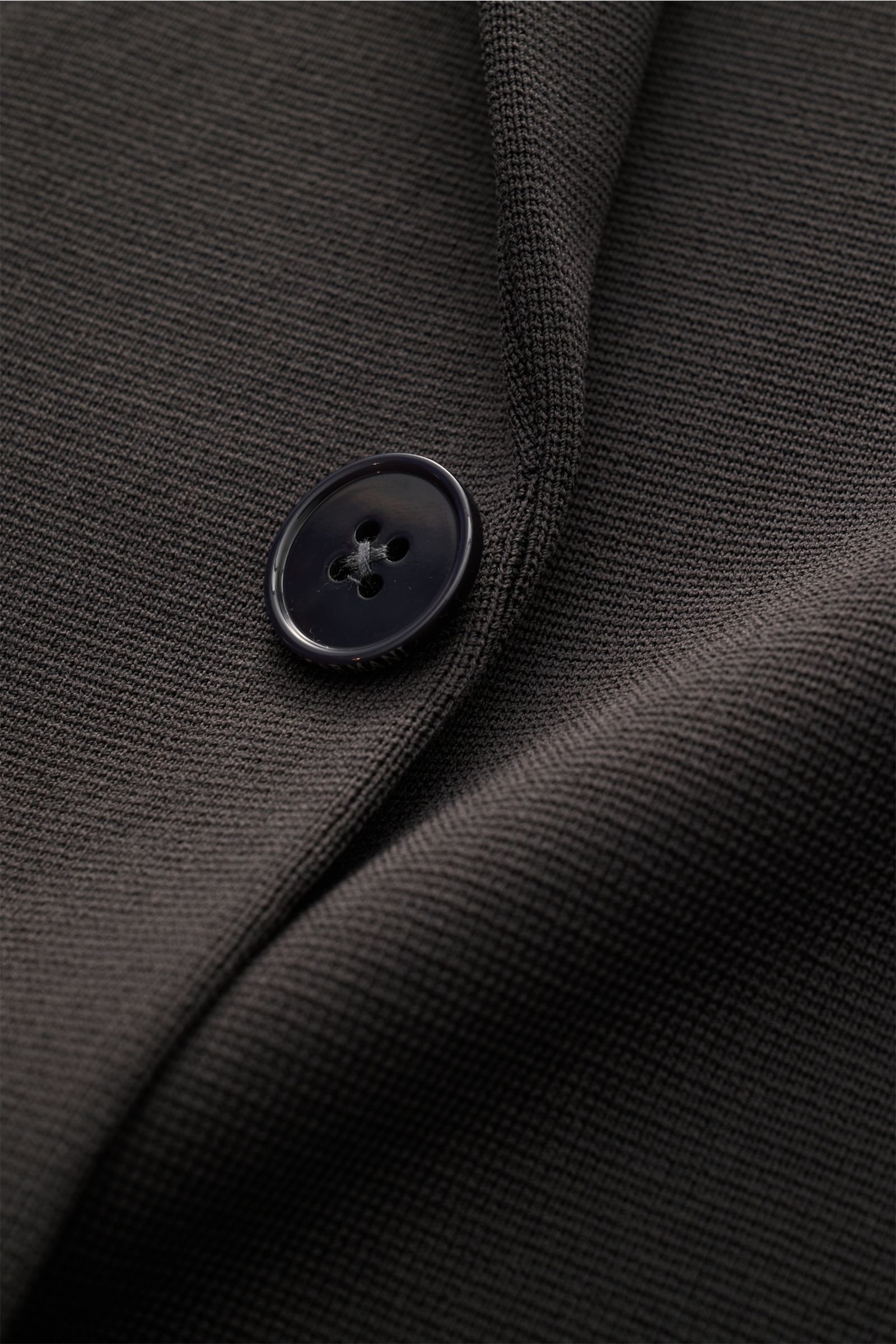 Emporio Armani Strickblazer 'Icon' anthrazit Detailaufnahme von Knopf und Jerseygewebe aus nachhaltiger Viskose, Slim Fit, zwei Knöpfe.