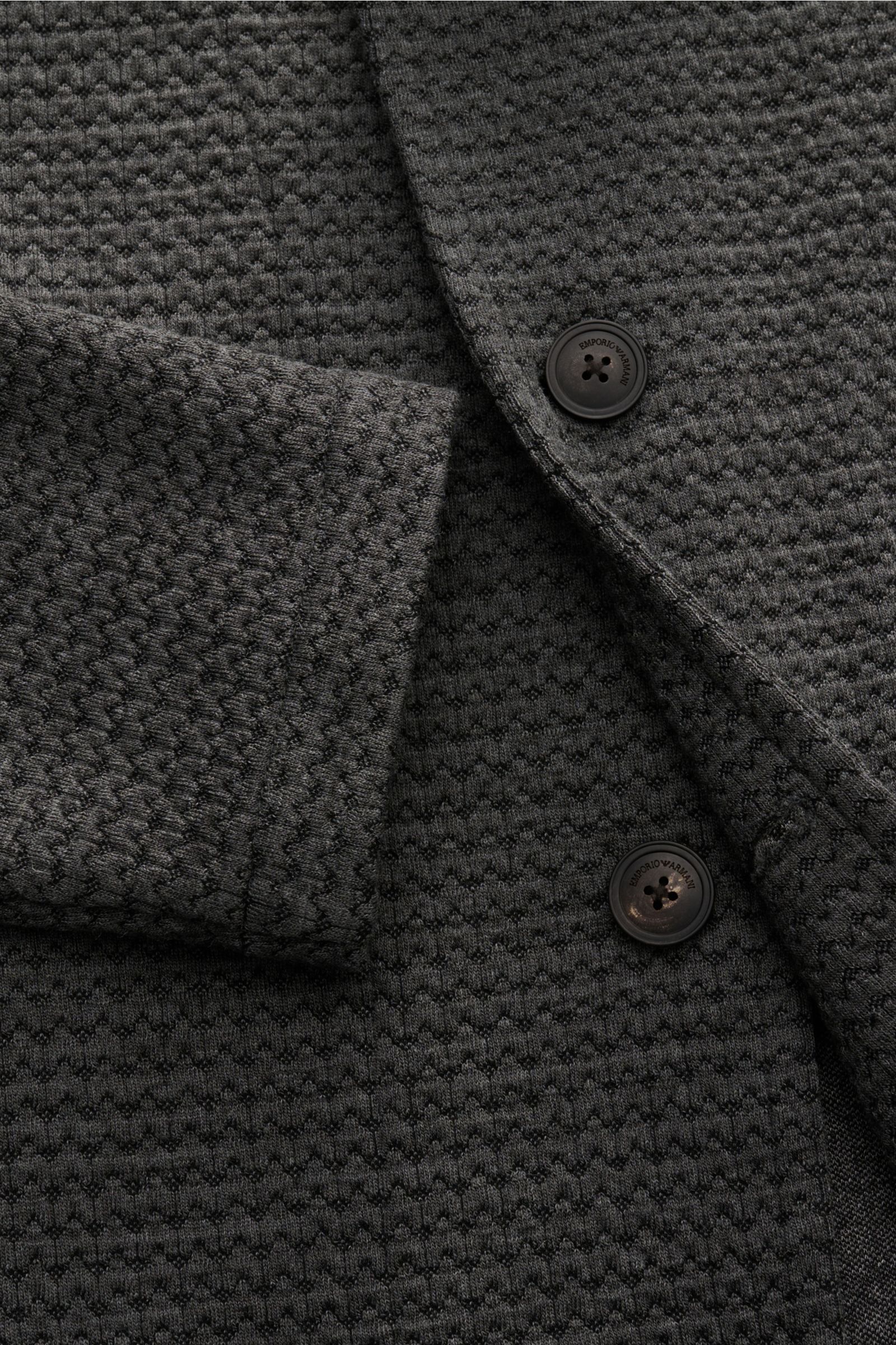 Emporio Armani Strickblazer dunkelgrau meliert close-up of textured knit fabric and buttons, showing soft wool blend and slim fit style.