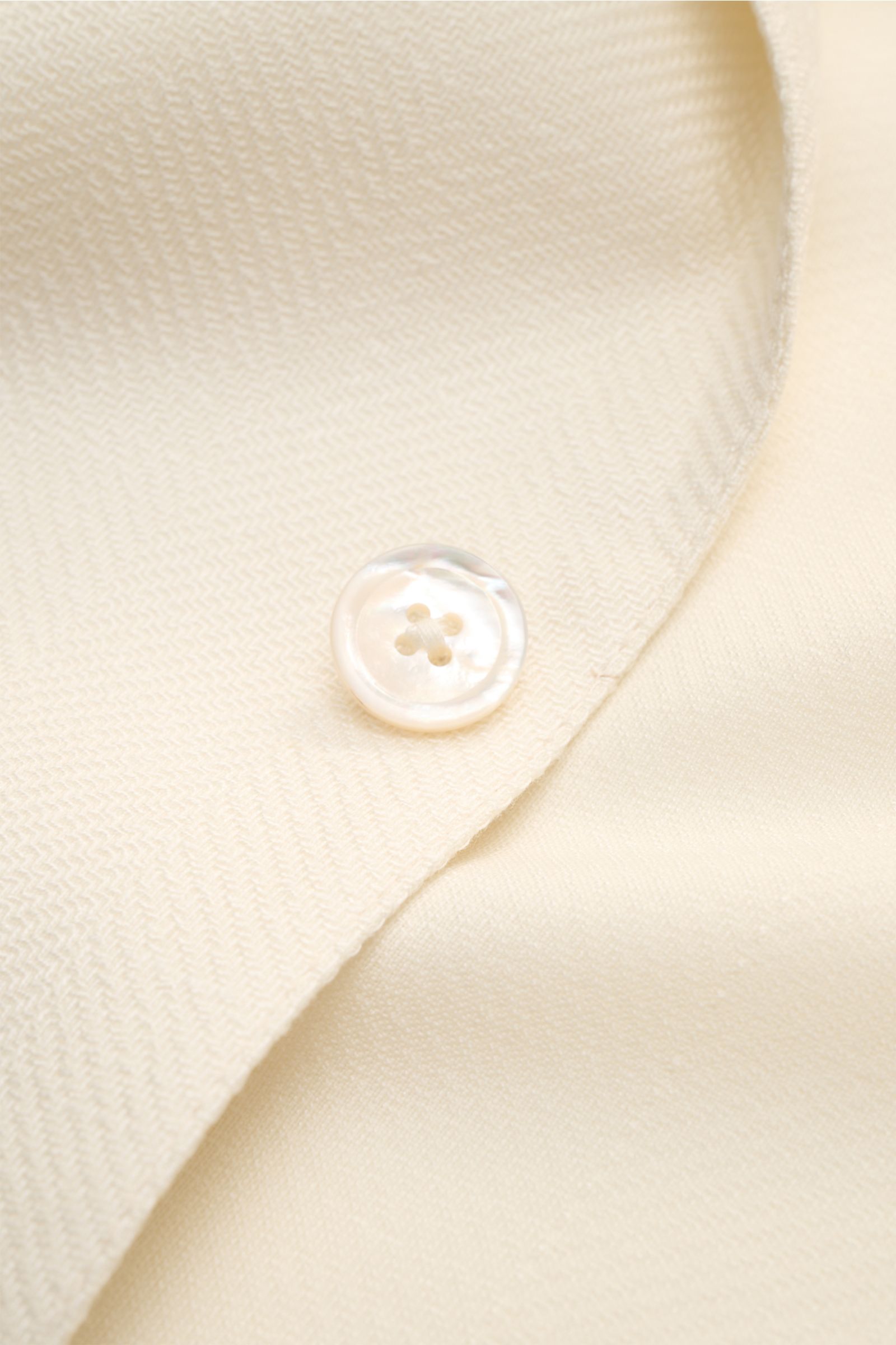 Close-up front angle of Marco Pescarolo Blazer 'Giove' cream showing textured fabric and single button detail, lightweight and soft.

Lightweight blazer with maximum comfort: MARCO PESCAROLO designs not just elegant trousers but also blazers to go with