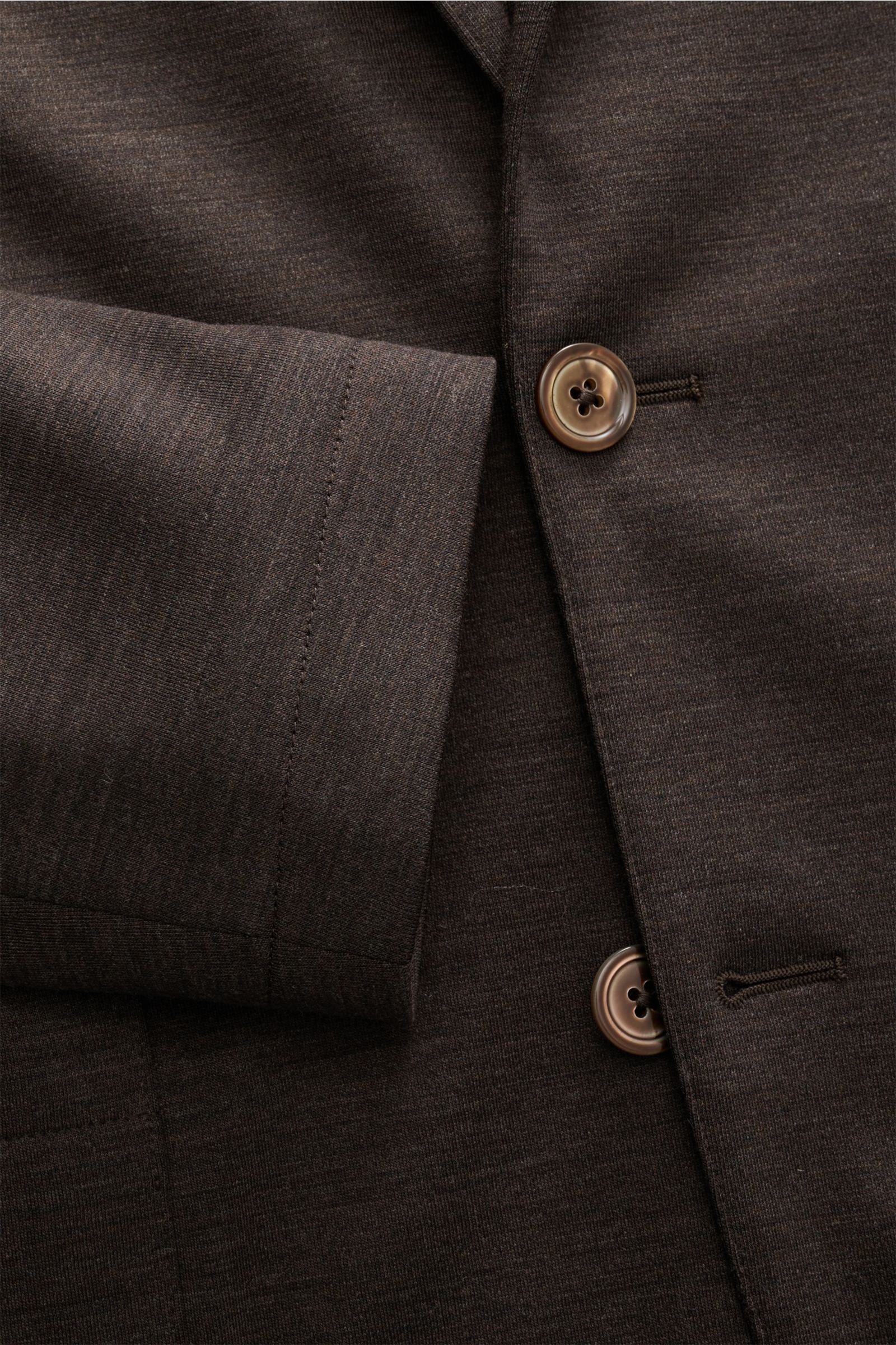 Close-up front view of Marco Pescarolo Blazer 'Giove' dunkelbraun meliert in soft pure virgin wool jersey with two-button closure.

Leichter Blazer mit höchstem Tragekomfort: MARCO PESCAROLO designt nicht nur edle Hosen, sondern auch Blazer wie das Mod
