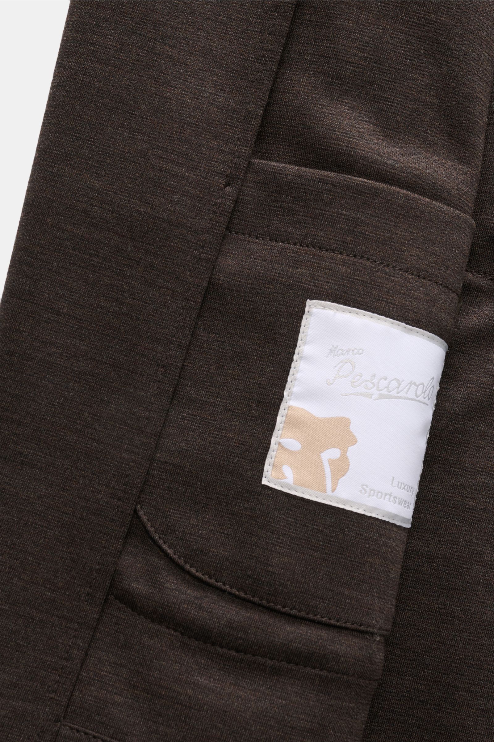 Close-up front view of the dark brown meliert Marco Pescarolo Blazer 'Giove' showcasing the fine wool jersey fabric and label.

Leichter Blazer mit höchstem Tragekomfort: MARCO PESCAROLO designt nicht nur edle Hosen, sondern auch Blazer wie das Modell 