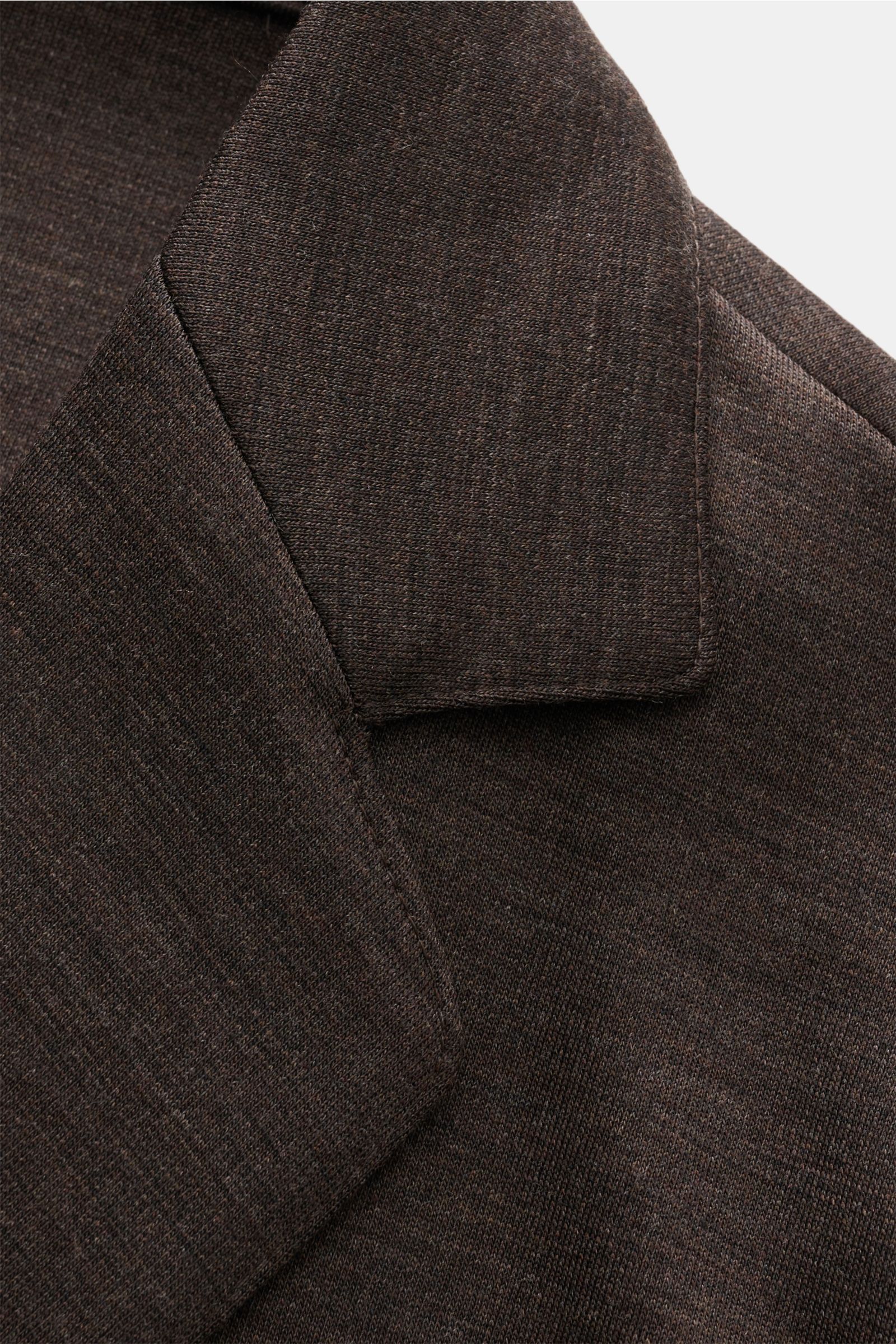 Close-up front side view of the collar and lapel of the Marco Pescarolo Blazer 'Giove' dunkelbraun meliert in fine brown wool jersey fabric.

Leichter Blazer mit höchstem Tragekomfort: MARCO PESCAROLO designt nicht nur edle Hosen, sondern auch Blazer w