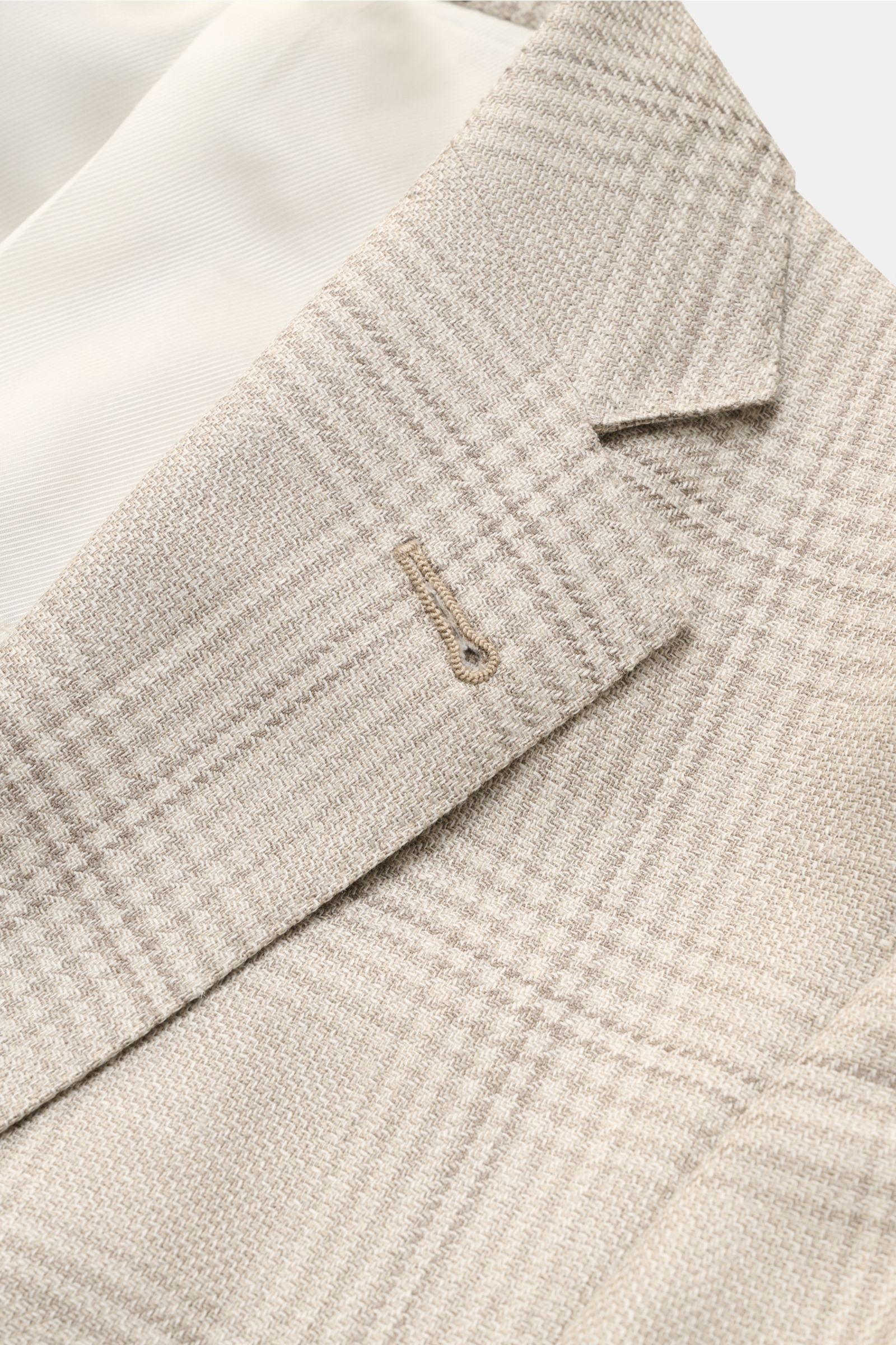 Close-up top view of the Corneliani Smart-casual jacket light grey/cream checked showing the step lapel, buttonhole, and fabric texture.

Stylish and uncomplicated – with its comfortably lightweight blend of wool, silk and linen and its high-quality de