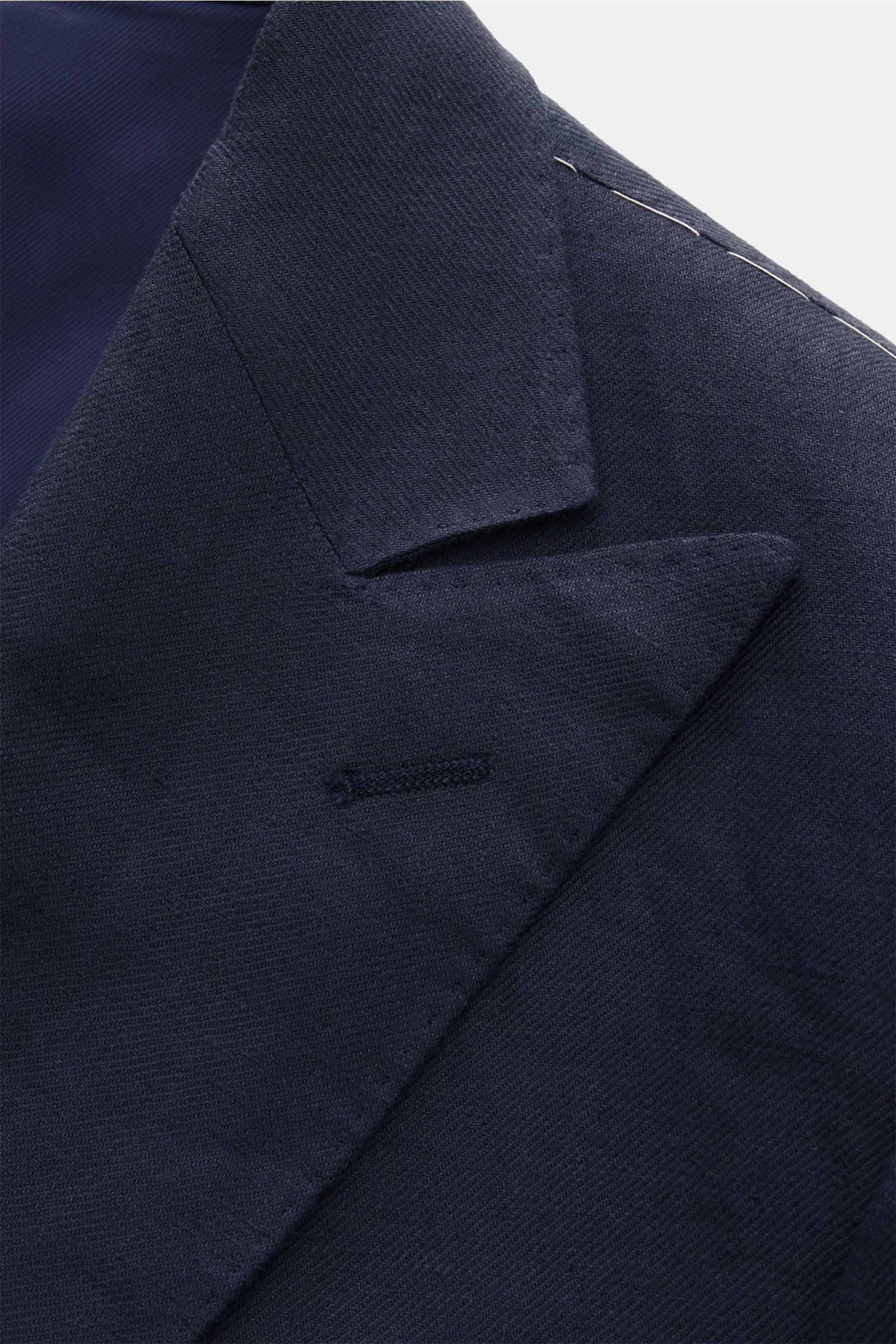 Close-up view of the Corneliani Leinensakko graublau showing the fine weave, notch lapel, and buttonhole detail in soft pure linen fabric.

Description: 
Formvollendeter Stil von CORNELIANI: Im zweireihigen Design aus italienischer Meisterhand wurde di