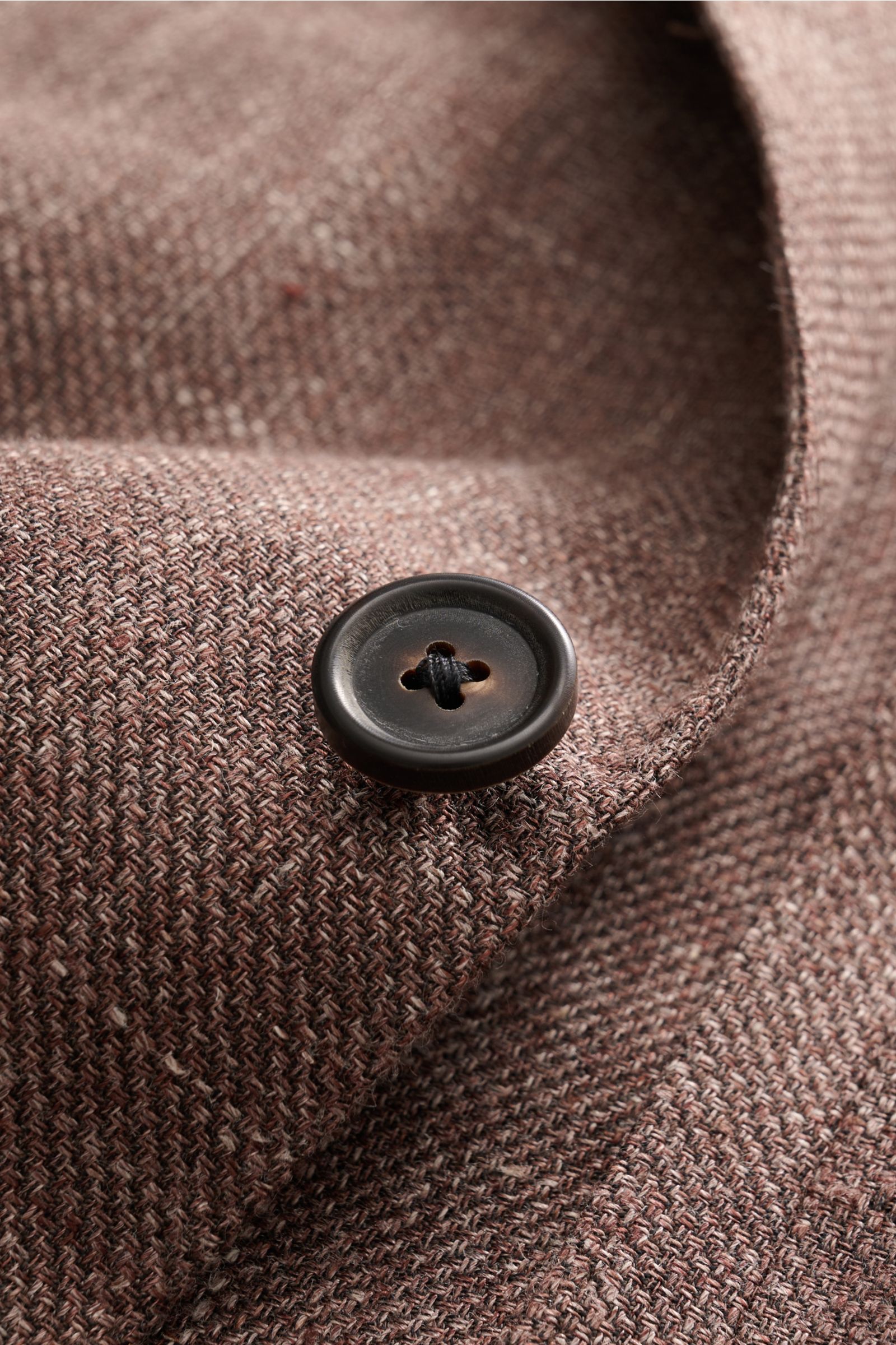 Close-up of button and fabric texture on Corneliani smart-casual jacket brown melange, photographed from a macro perspective.

Description: Superlative style from CORNELIANI: in a optimal fit made with Italian expertise, this smart-casual jacket in fin