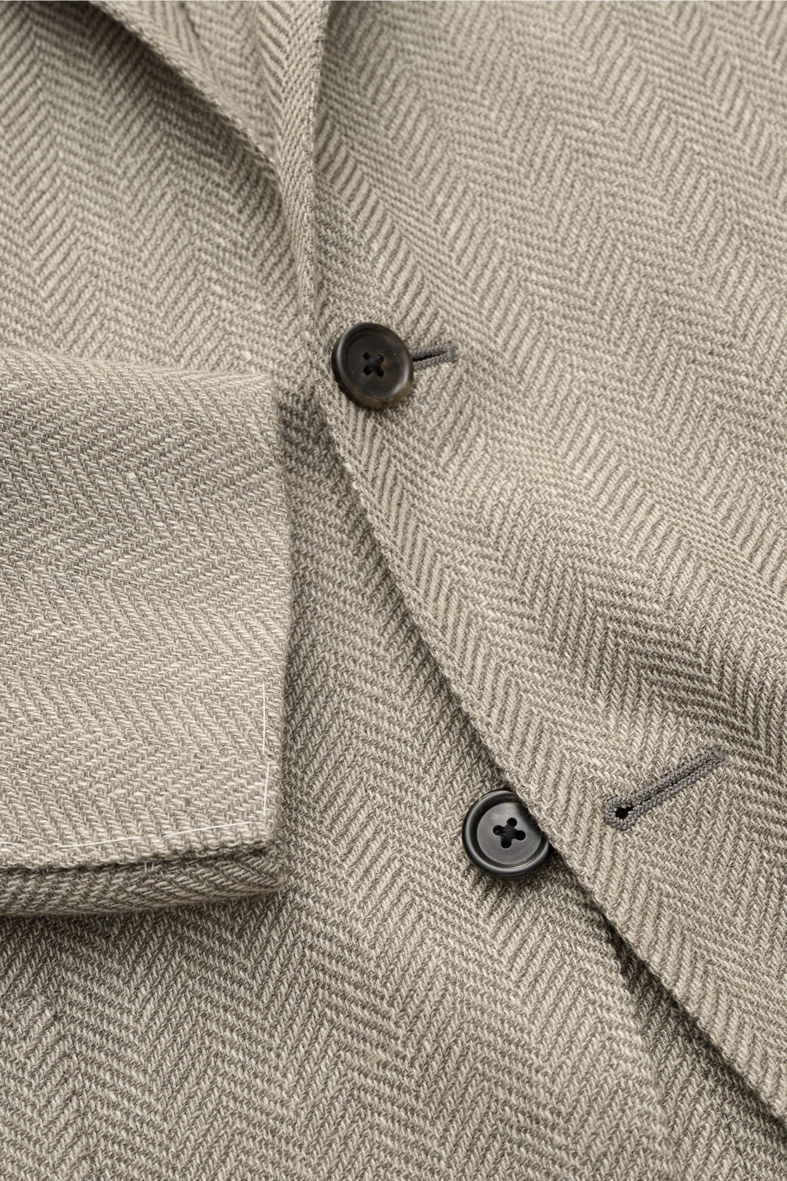 Close-up front angle of Corneliani Sakko taupe gemustert showing tone-on-tone herringbone pattern, buttons, and lapel. 

Description: Stilvoll durch die neue Saison: mit optimalem Fit aus italienischer Meisterhand von CORNELIANI wurde dieses Sakko aus 