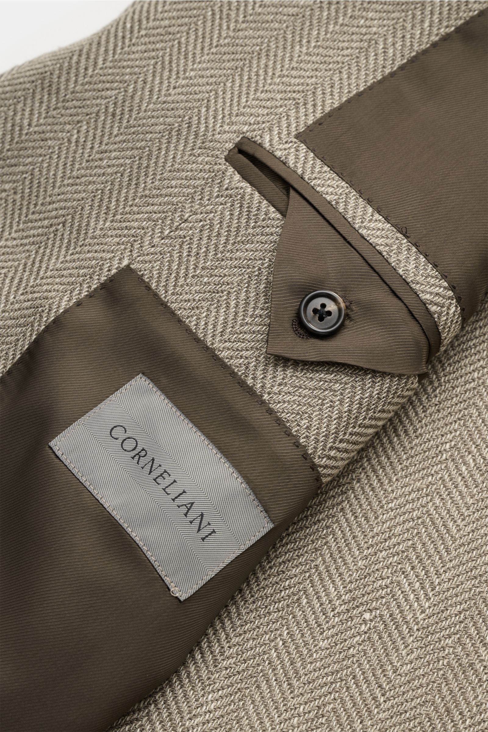 Close-up of the inner pocket and label of the Corneliani Sakko taupe gemustert, showing fine wool-linen mix fabric with tonal herringbone pattern.

Description: Stilvoll durch die neue Saison: mit optimalem Fit aus italienischer Meisterhand von CORNELI