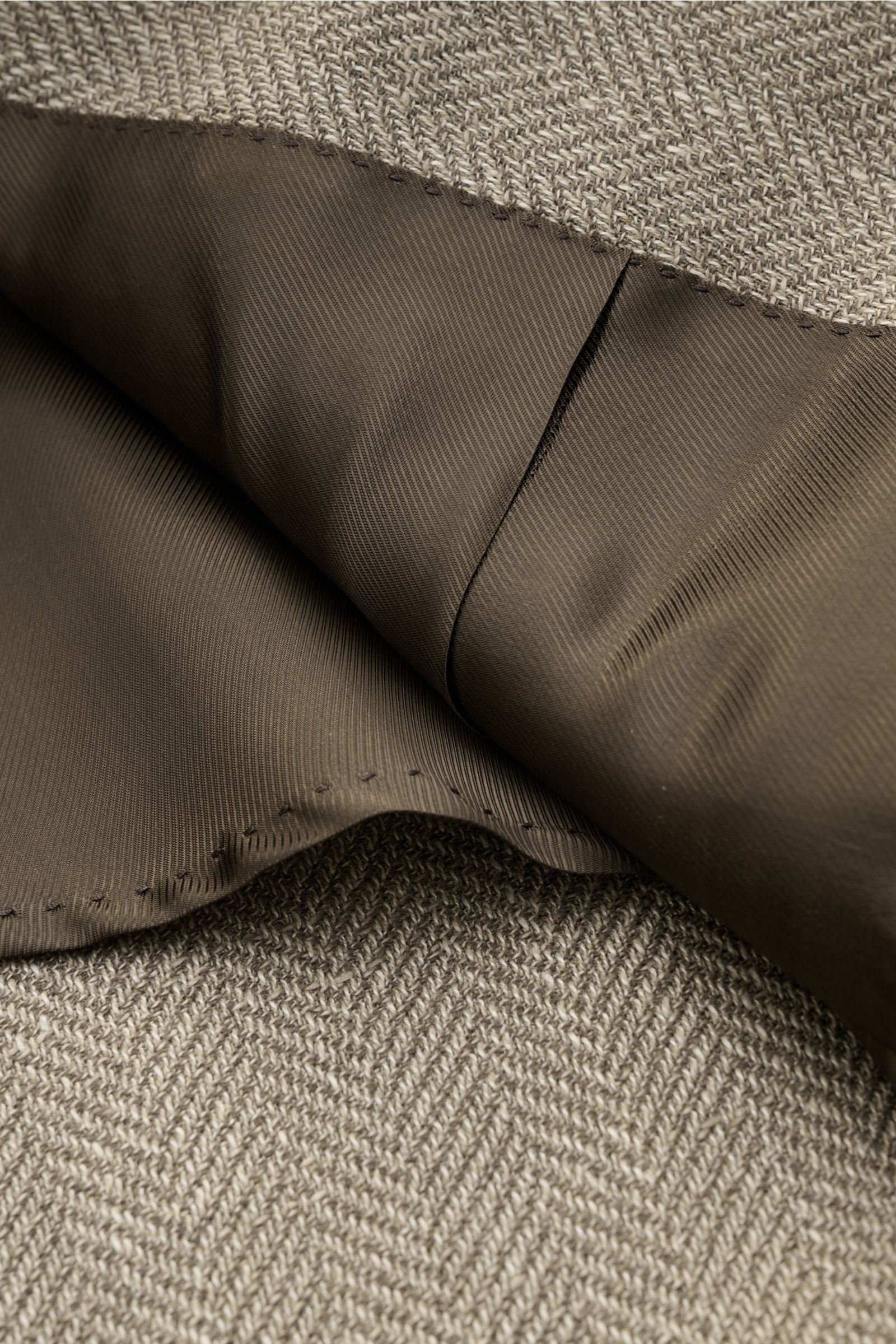 Alt tag (125 characters):
Close-up from above of Corneliani Sakko taupe gemustert showing wool-linen mix and fine herringbone pattern with inner lining.

Detailed description:
Stilvoll durch die neue Saison: mit optimalem Fit aus italienischer Meisterh