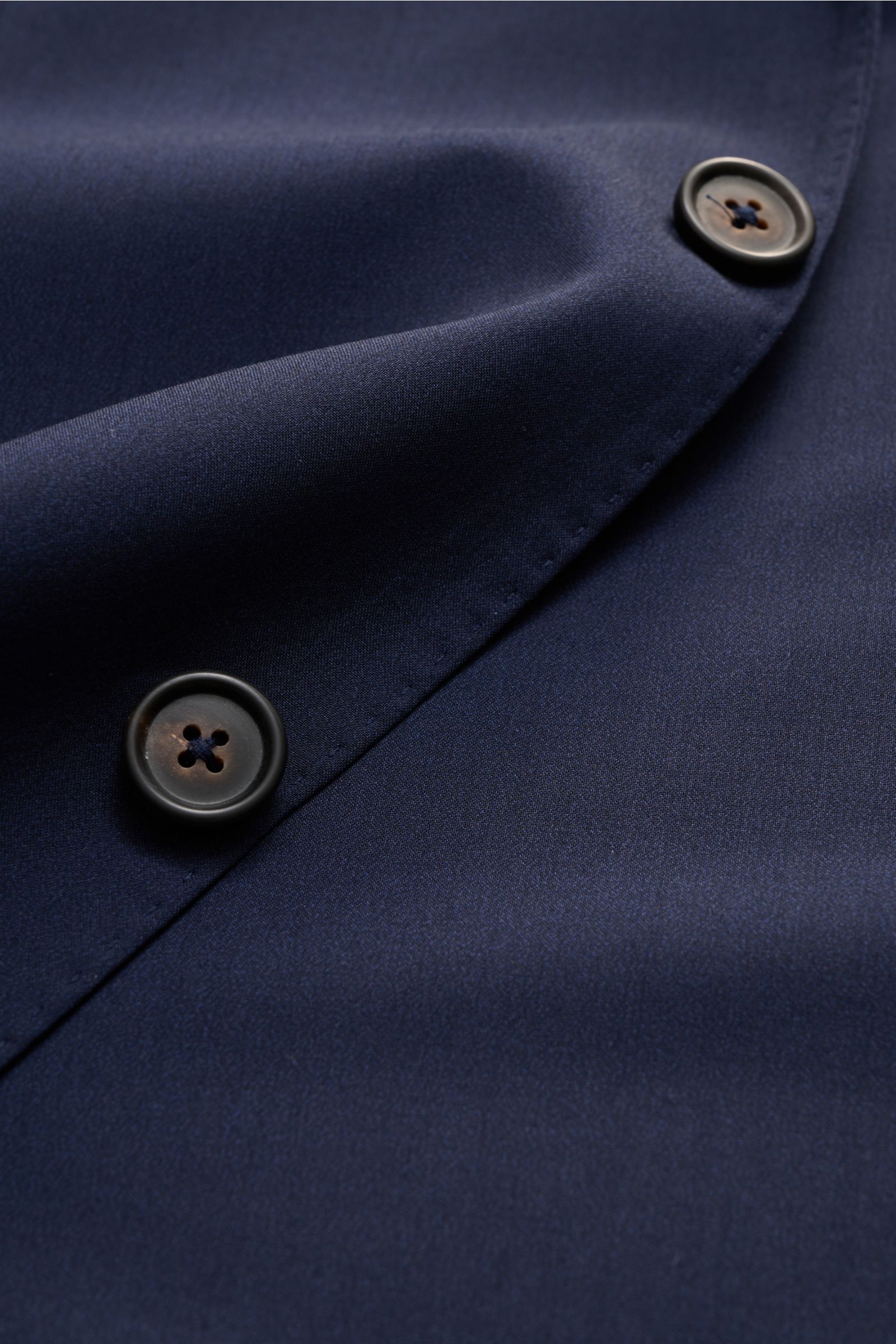 Nahaufnahme des glatten, feinen Stoffes und Knöpfen eines Corneliani Sakko navy aus Wolle-Seide-Mix, Slim Fit, fallendem Revers.