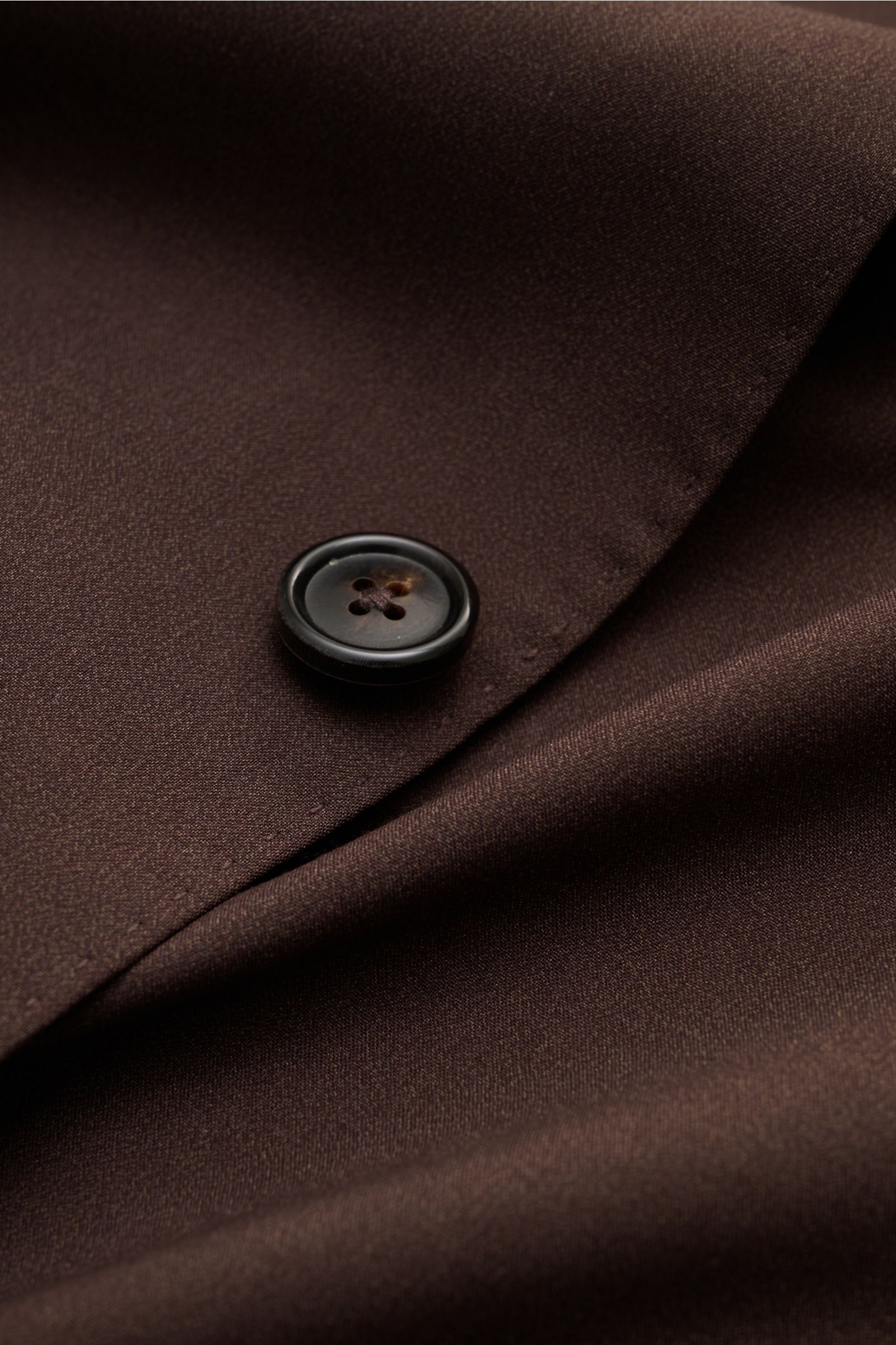 Close-up front angle of the Corneliani Smart-casual jacket dark brown showing smooth wool-silk blend fabric and button detail.

Description: 
Easy style all summer long: this smart-casual jacket in a fine wool-silk blend has been made in an optimal fit