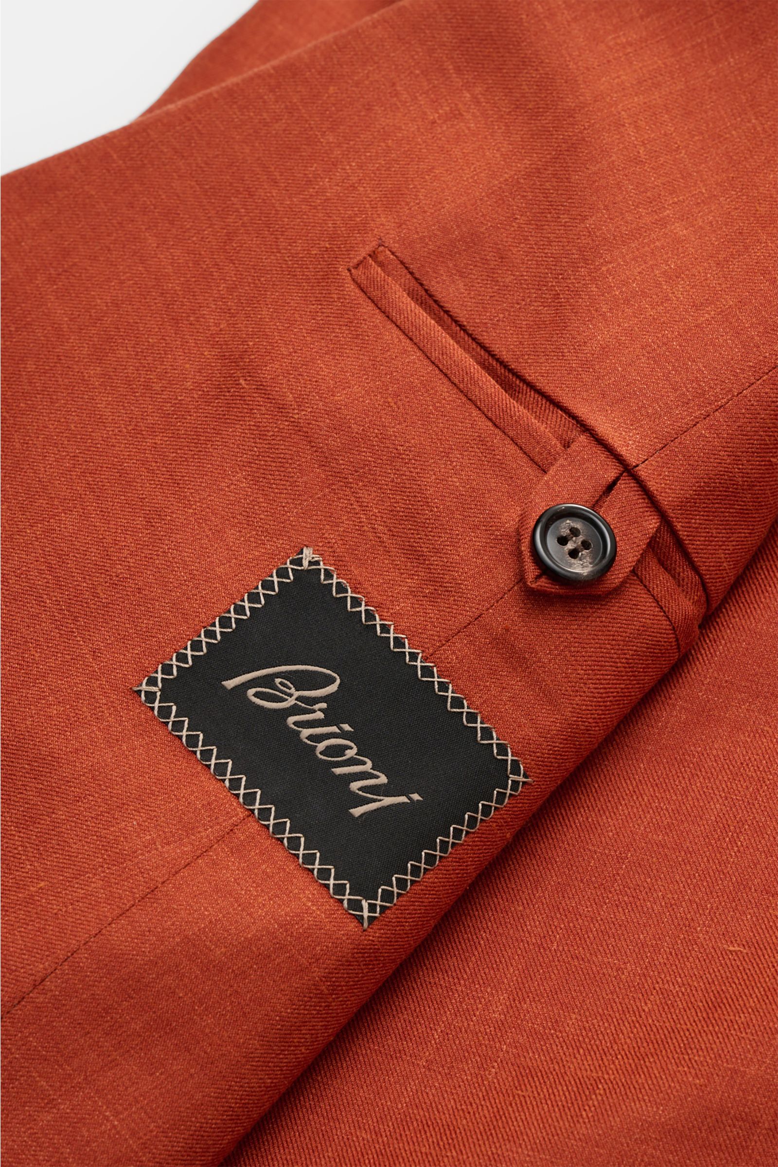 Close-up of Brioni Smart-casual jacket 'New Plume' red brown mottled sleeve cuff with button and stitched label, showcasing fabric texture.

Description: Made of a sophisticated blend of silk and cashmere, the smart-casual jacket 'New Plume' by BRIONI 