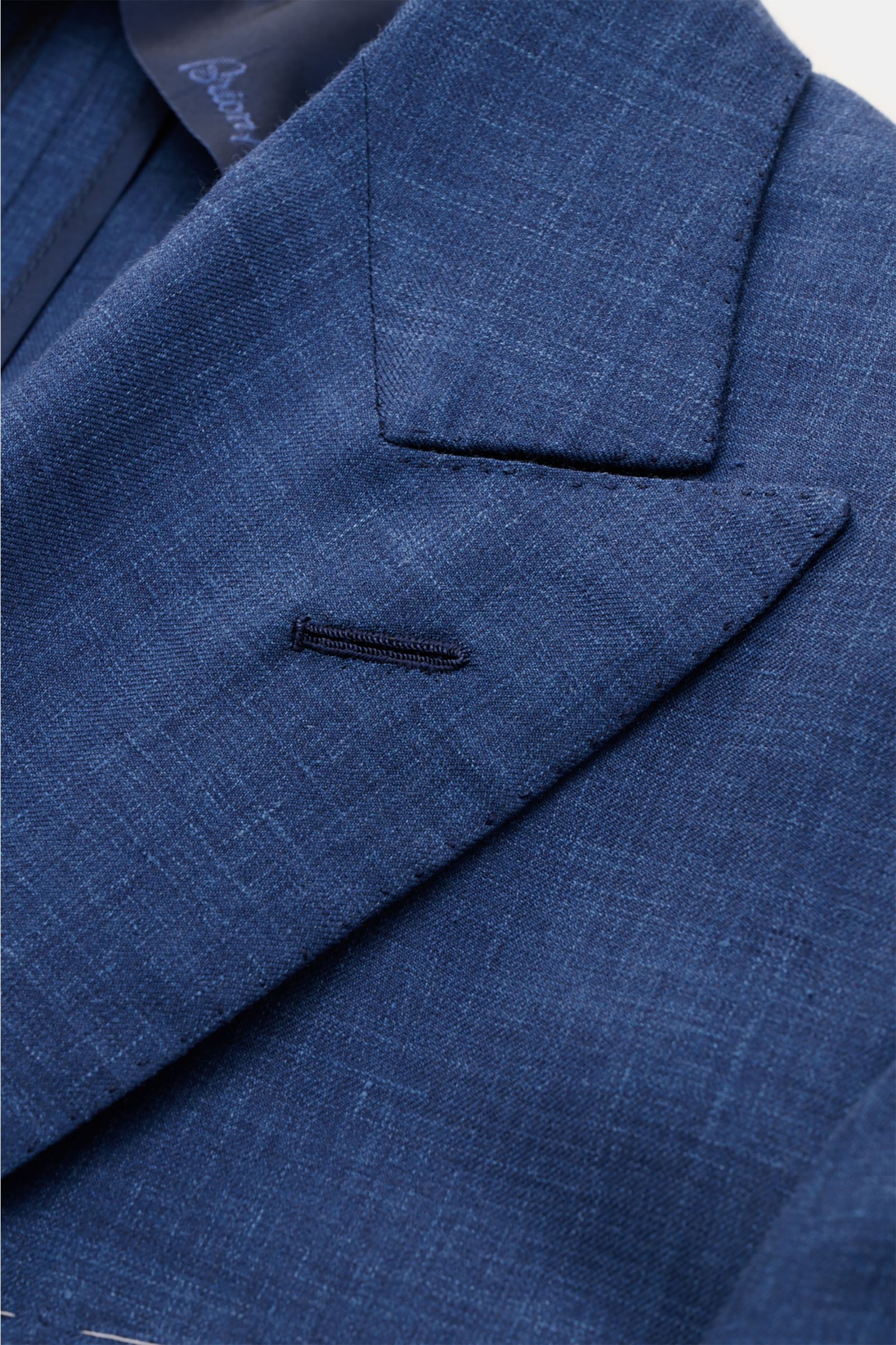 Close-up front detail of the Brioni Smart-casual jacket 'New Plume' grey-blue mottled showing fabric texture and lapel from a top-down perspective.

A lightweight mottled fabric made from a high-quality blend of silk and cashmere defines the elegant ap