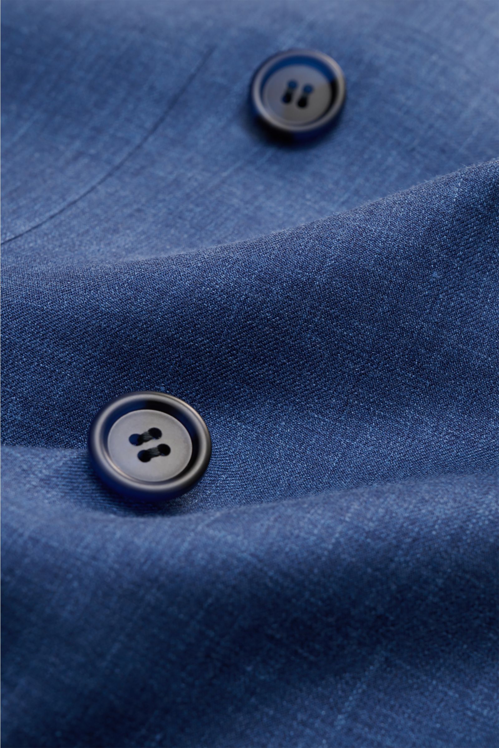 Close-up front view of the Brioni Smart-casual jacket 'New Plume' grey-blue mottled fabric with buttons showing fine texture.

Description: A lightweight mottled fabric made from a high-quality blend of silk and cashmere defines the elegant appearance of 