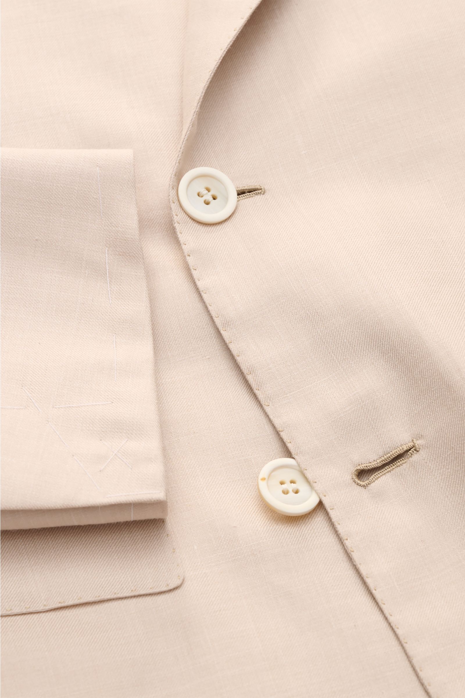 Brioni Sakko 'New Plume' sand meliert, Slim Fit, leichter Seiden-Cashmere-Mix, Detailaufnahme von Knöpfen, Ärmeln und Revers frontseitig.