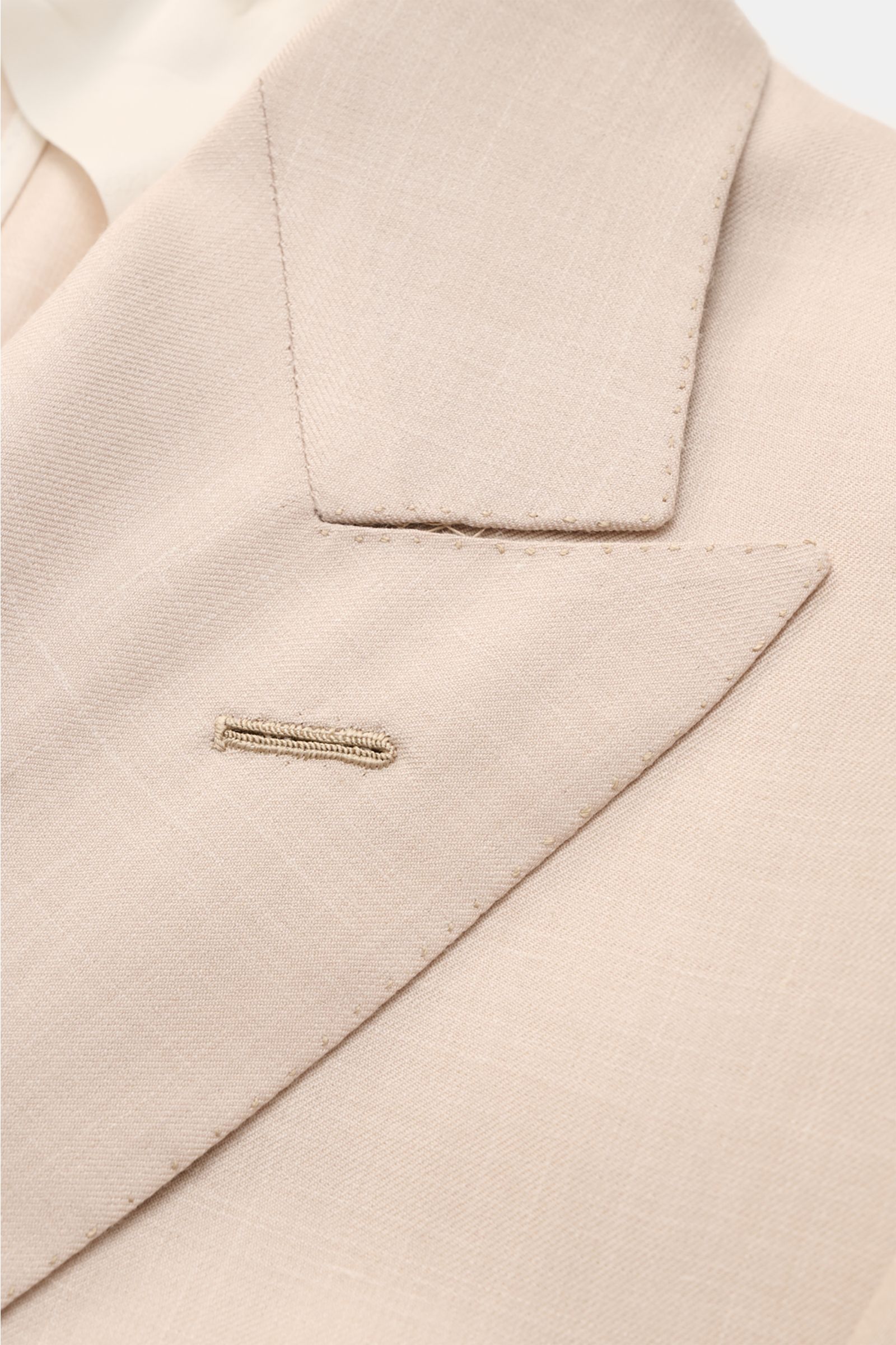 Nahaufnahme des Reverses vom Brioni Sakko 'New Plume' sand meliert aus edlem Seiden-Cashmere-Leinen-Mix mit Spitzrevers.