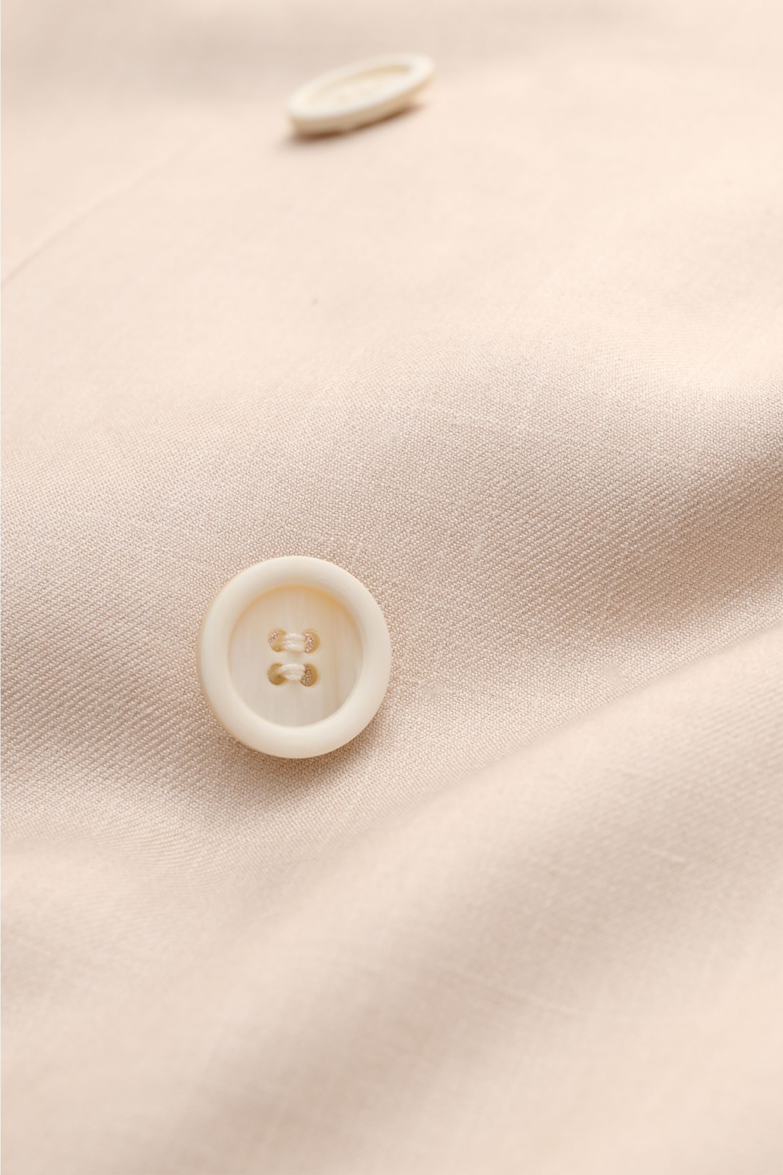Brioni Sakko 'New Plume' sand meliert aus Seiden-Cashmere-Leinen, Nahaufnahme zweier Knöpfe, weicher Griff, leichte Slim Fit Qualität.