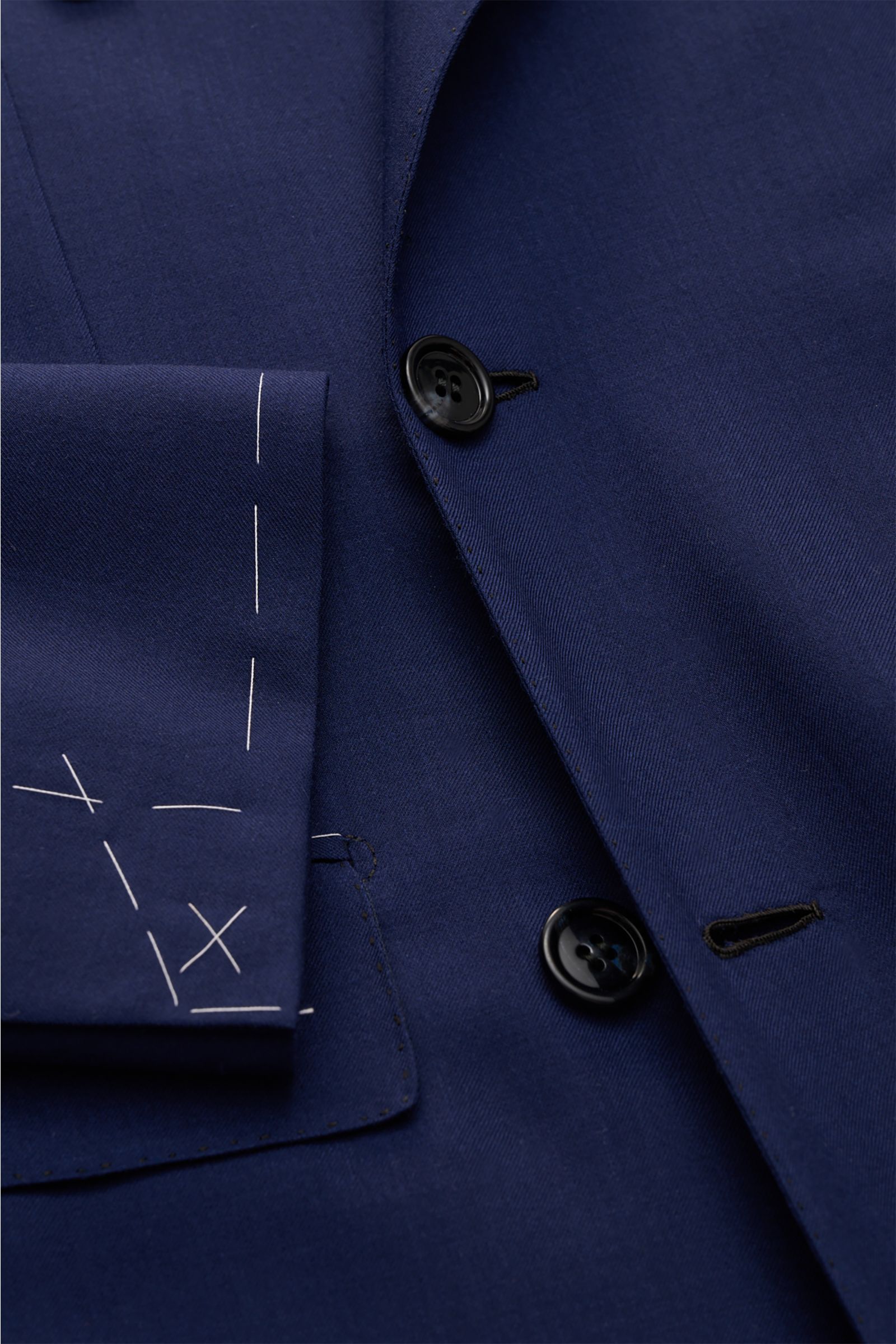 Brioni Smart-casual jacket 'New Plume' dark blue melange close-up front view showing double-breasted buttons and sleeve with tailoring stitches.

A linear cut and pure cashmere define the elegant appearance of the 'New Plume' double-breasted smart-casu