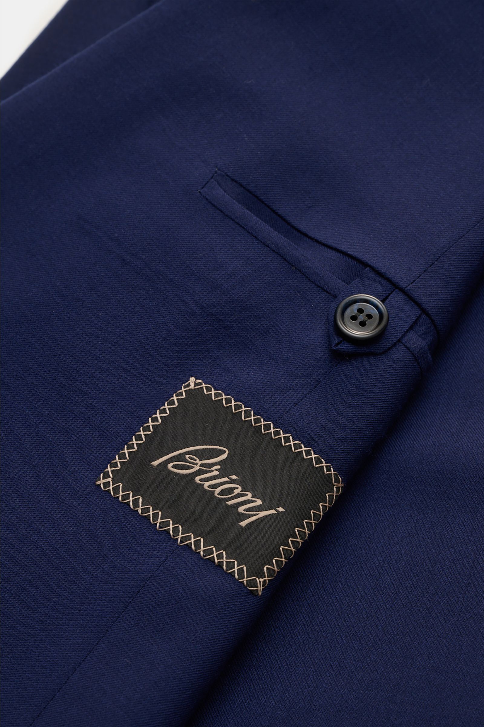 Close-up of the sleeve cuff and stitched label of the Brioni Smart-casual jacket 'New Plume' dark blue melange, showing button and fabric texture.

A linear cut and pure cashmere define the elegant appearance of the 'New Plume' double-breasted smart-ca