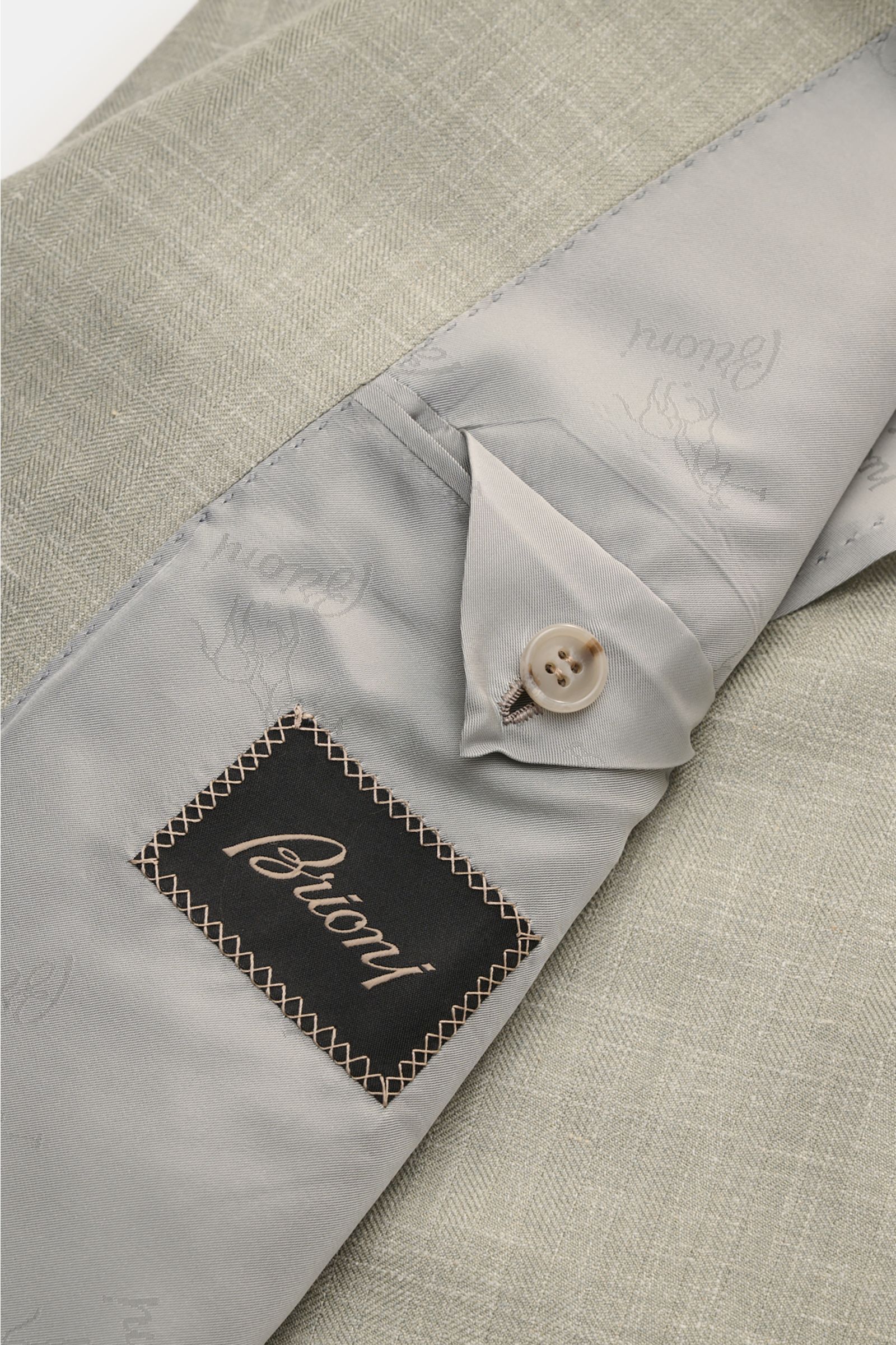 Close-up view of the inside lining and label of Brioni Smart-casual jacket 'Amalfi' sage mottled, showcasing fine wool-silk blend fabric and meticulous stitching.

Description: 
A confident choice for stylish looks: The exquisite wool-silk blend in a f