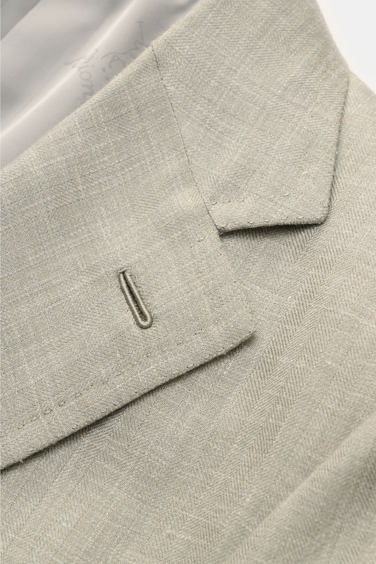 Close-up view of the Brioni Smart-casual jacket 'Amalfi' sage mottled lapel and fabric texture, showcasing its wool-silk-linen blend.