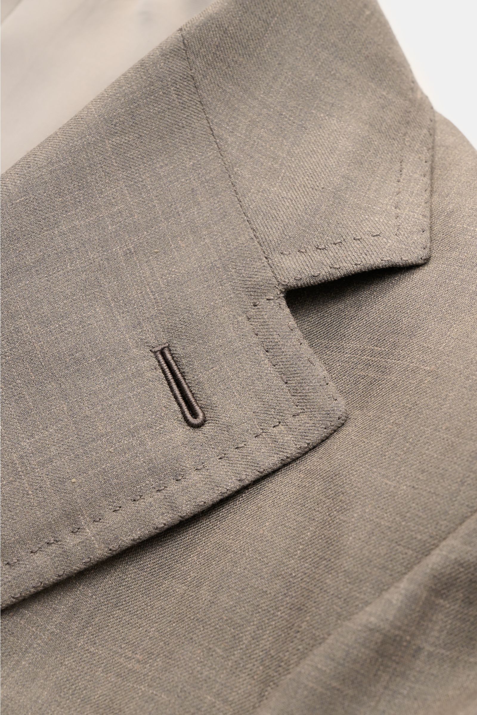 Close-up angled view of the Brioni smart-casual jacket 'Amalfi' grey mottled lapel, silk-cashmere-linen blend, slim fit, three-button style, soft lightweight fabric.