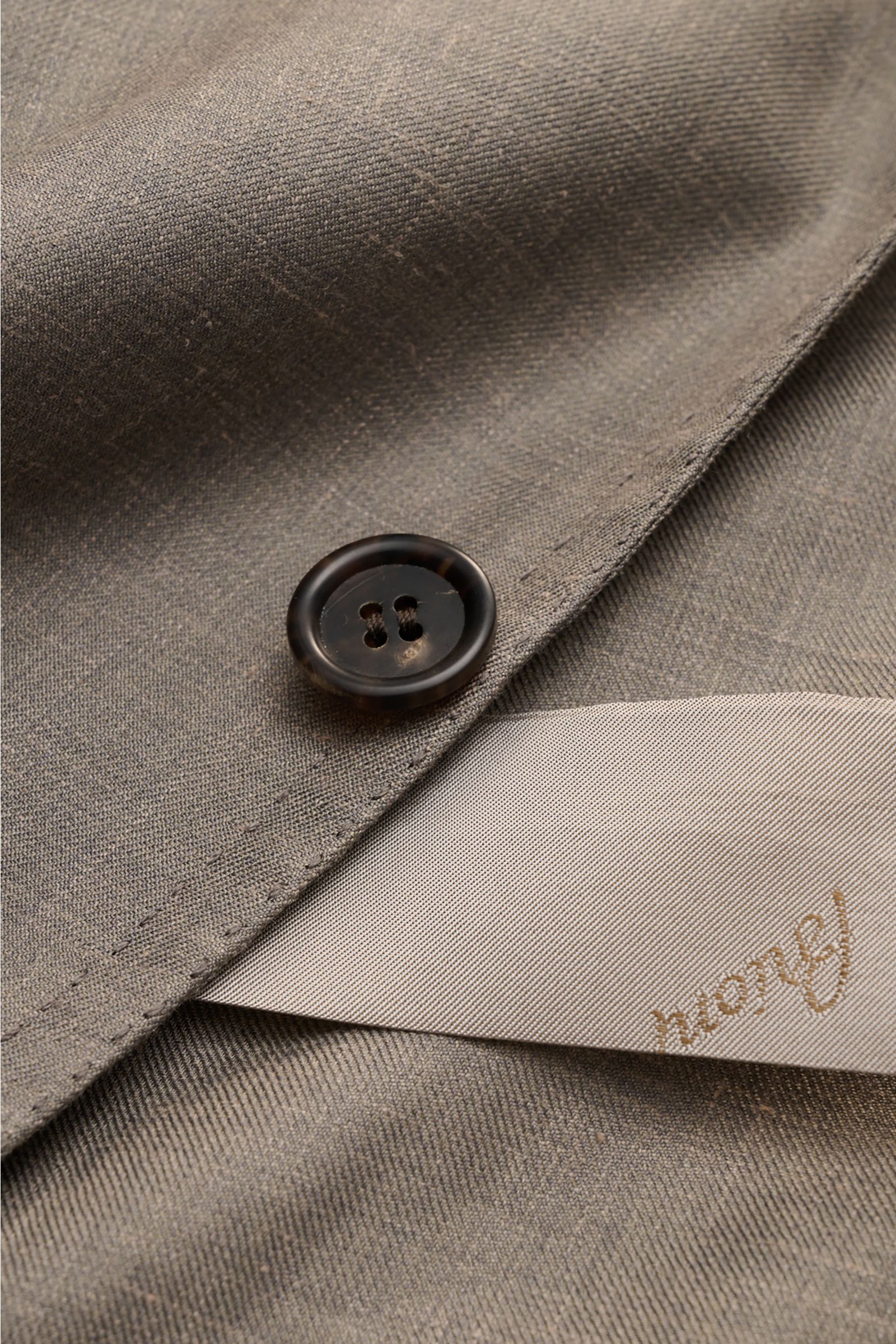Close-up front view of Brioni Smart-casual jacket 'Amalfi' grey mottled showing silk-cashmere fabric, button, and label.

A confident choice for stylish looks: The exquisite silk-cashmere blend in a fine mottled appearance gives the smart-casual jacket