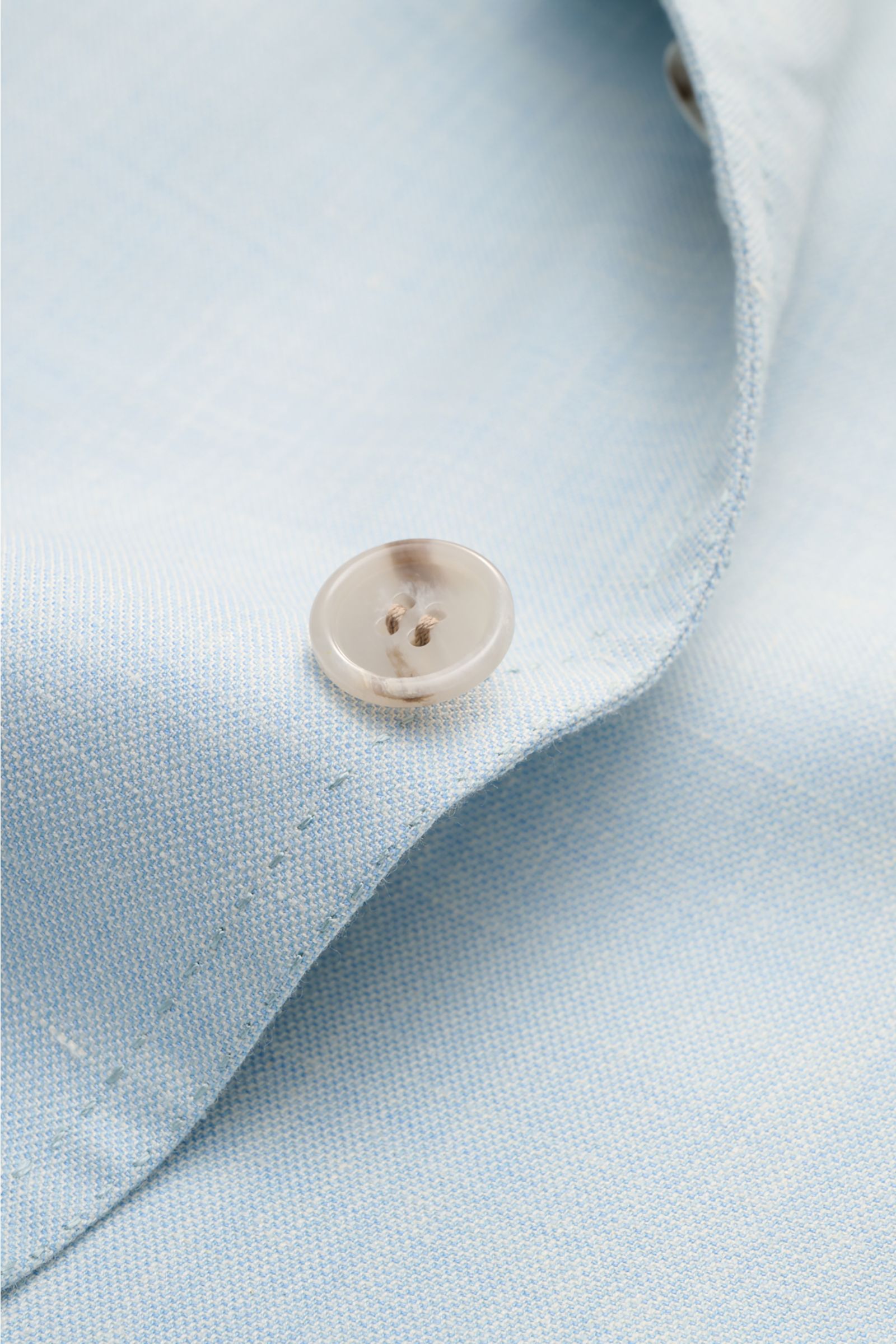 Close-up front view of the Brioni Smart-casual jacket 'Amalfi' pastel blue mottled showing button and fabric texture.

A confident choice for stylish looks: The exquisite wool-silk blend, refined with linen to create the perfect temperature, gives the 