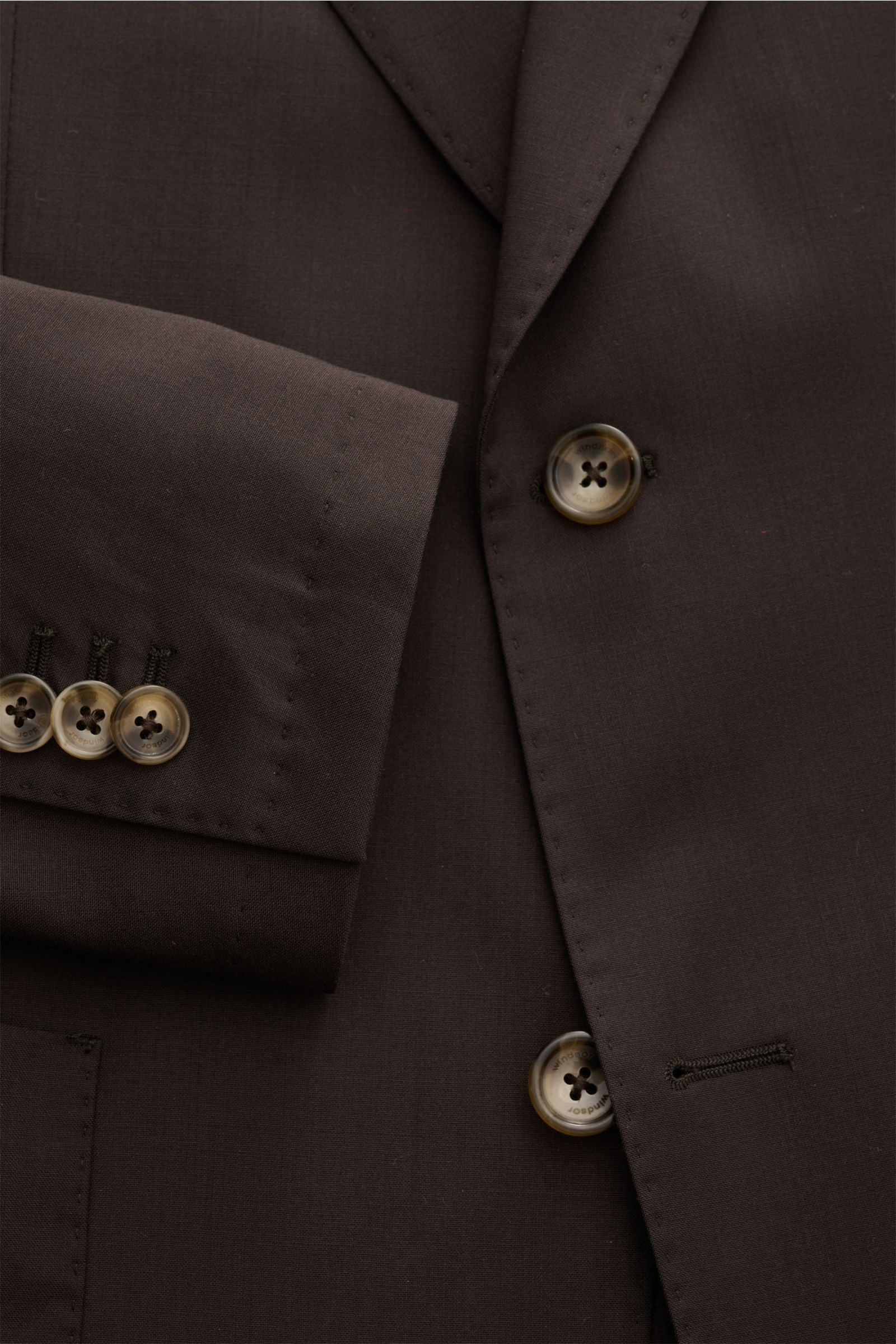 Windsor Sakko 'Travel' dunkelbraun, Slim Fit, Unconstructed Design, reine Schurwolle, tailliert, Zwei-Knopf-Stil, fallendes Revers, Detailfoto Knöpfe und Ärmel.
