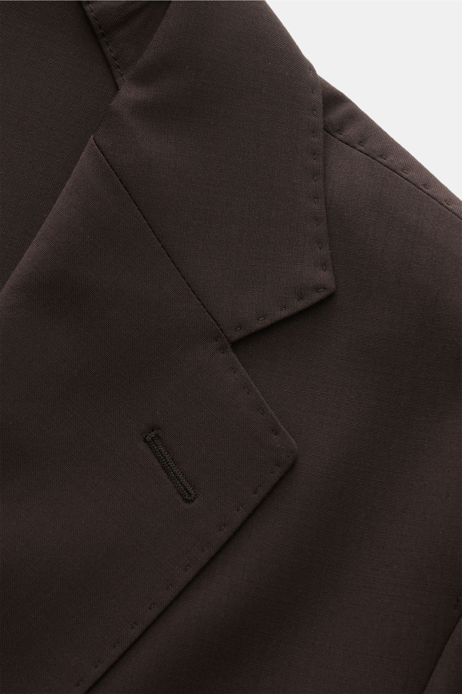 Nahaufnahme des fallenden Revers und Knopfloch vom Windsor Sakko 'Travel' dunkelbraun aus reiner Schurwolle, Slim Fit, Unconstructed Design.