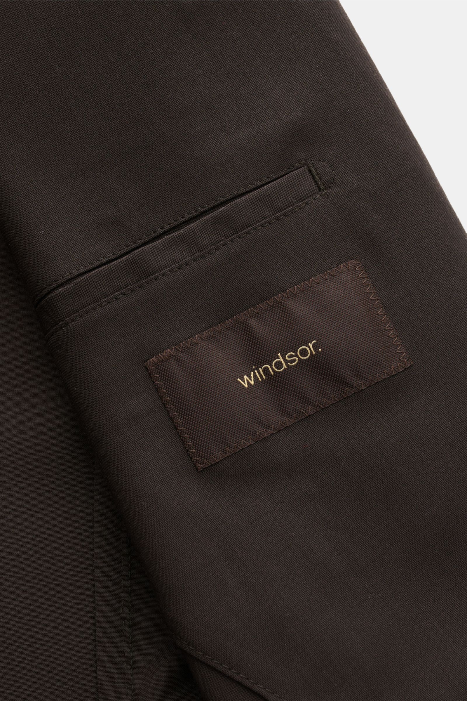 Nahaufnahme des Innenfutters vom Windsor Sakko 'Travel' dunkelbraun mit Markenlabel, reine Schurwolle, Slim Fit, Unconstructed Design.