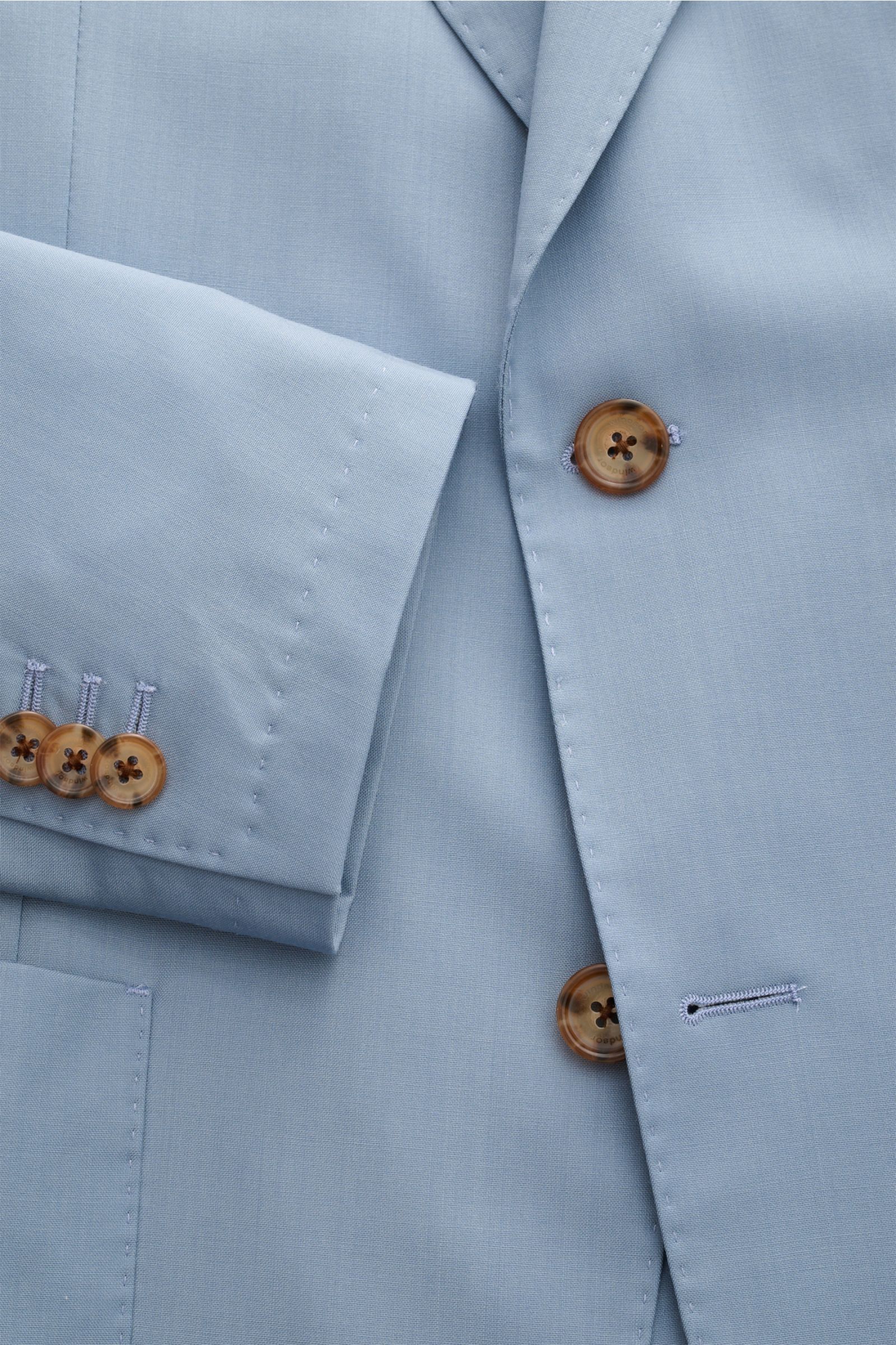 Windsor Sakko 'Travel' rauchblau, Slim Fit Unconstructed Design aus reiner Schurwolle, tailliert, fallendes Revers, Detailaufnahme von Knöpfen und Ärmel.