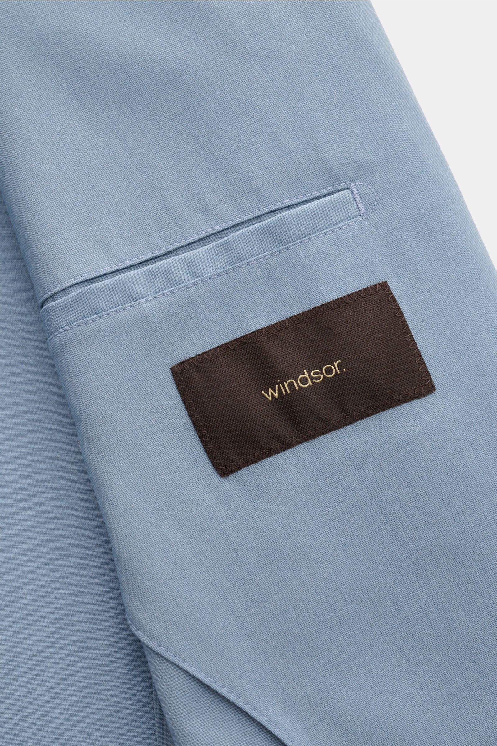 Close-up of the inside pocket and fabric label of the Windsor Smart-casual jacket 'Travel' smoky blue, photographed from above. Flexible and innovative: The unconstructed smart-casual jacket 'Travel' by WINDSOR is the perfect model for your next business 
