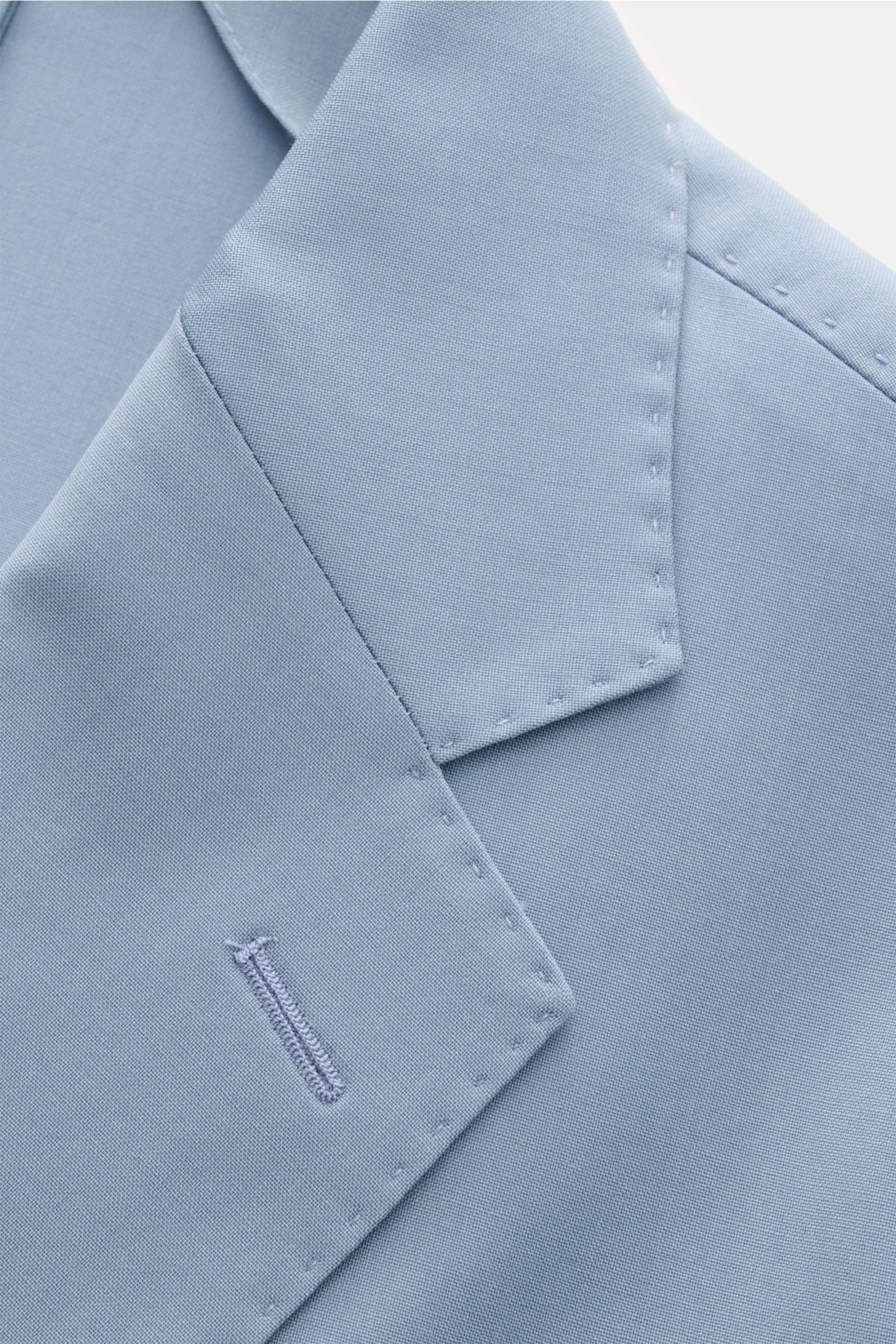 Nahaufnahme aus schräger Perspektive des rauchblauen Windsor Sakko 'Travel' mit Unconstructed Design, fallendem Revers und Slim Fit aus reiner Schurwolle.