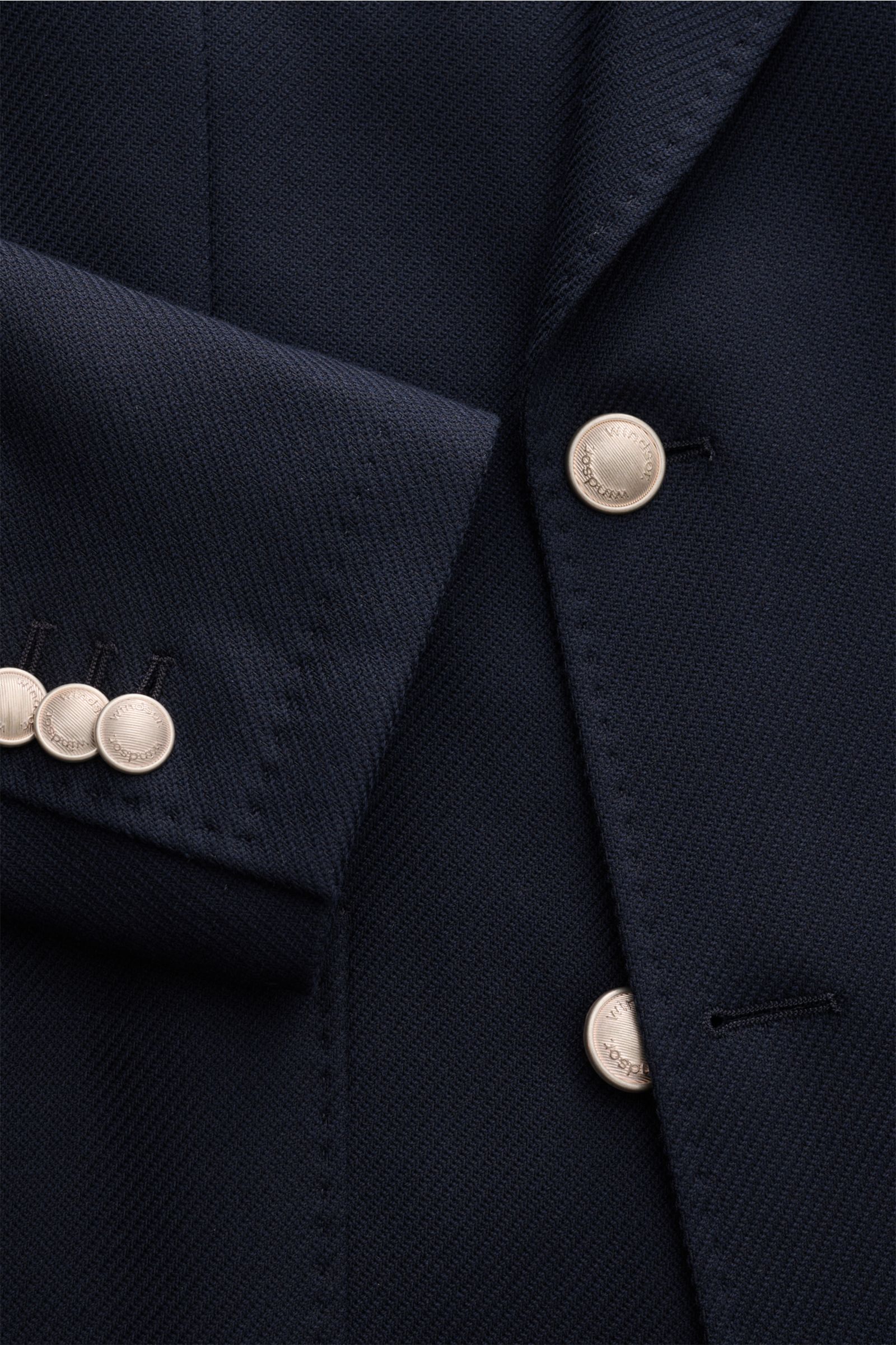 Windsor Sakko 'Salio' navy aus Woll-Baumwoll-Mix, Slim Fit, zweireihig mit drei Knöpfen, Kissing Buttons und Spitzrevers, Detailansicht von vorne.