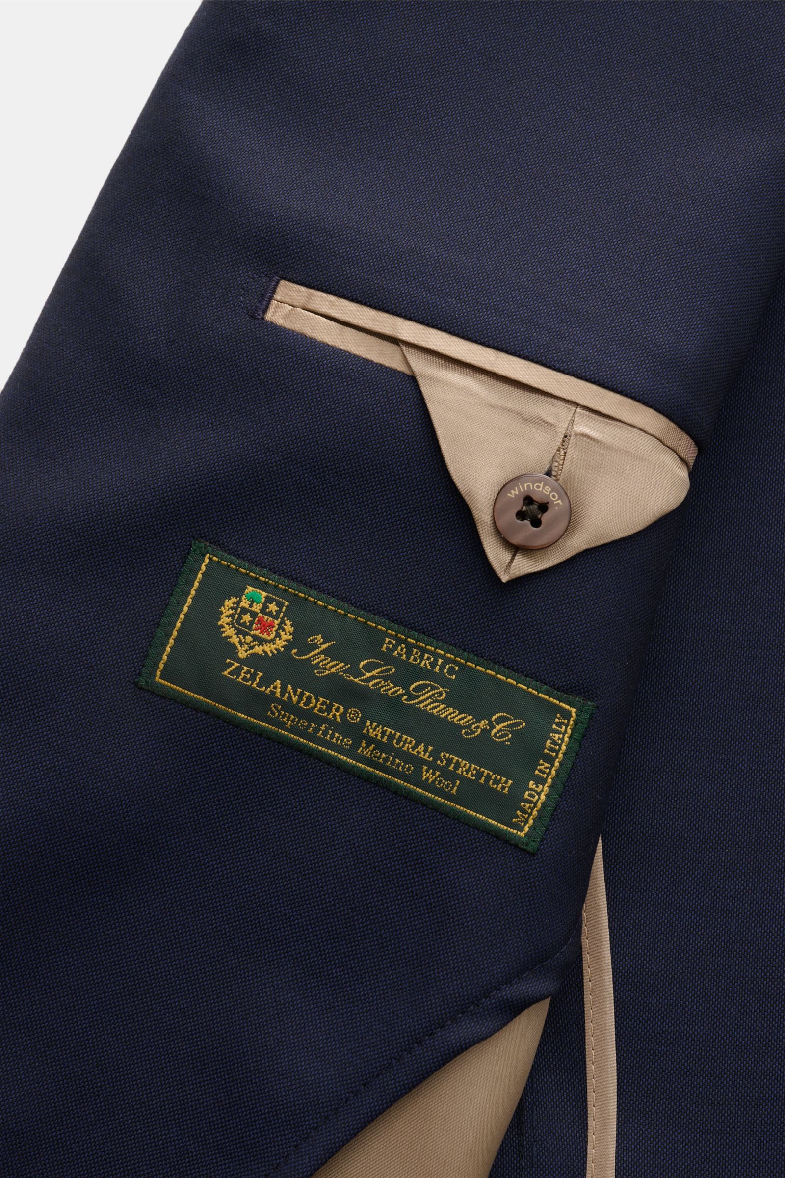 Windsor Sakko 'Giornos' navy in Nahaufnahme von Innen mit feiner Schurwolle, Einstecktuch, gebrandeten Knöpfen und Innentasche.