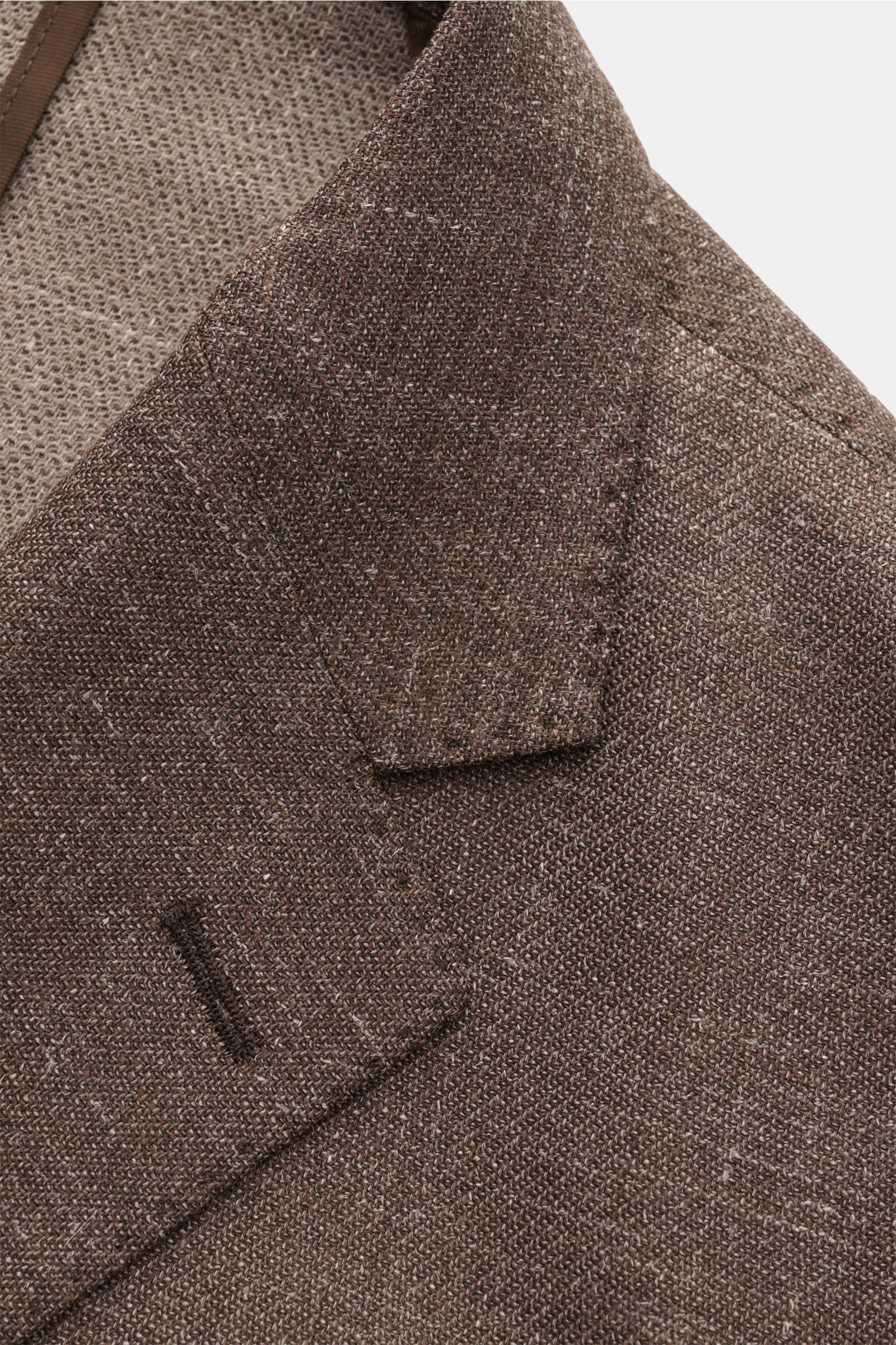 Nahaufnahme des graubraun melierten Windsor Sakko 'Giorno' mit fallendem Revers aus leichtem Wolle-Leinen-Mix, Unconstructed Design, Slim Fit.