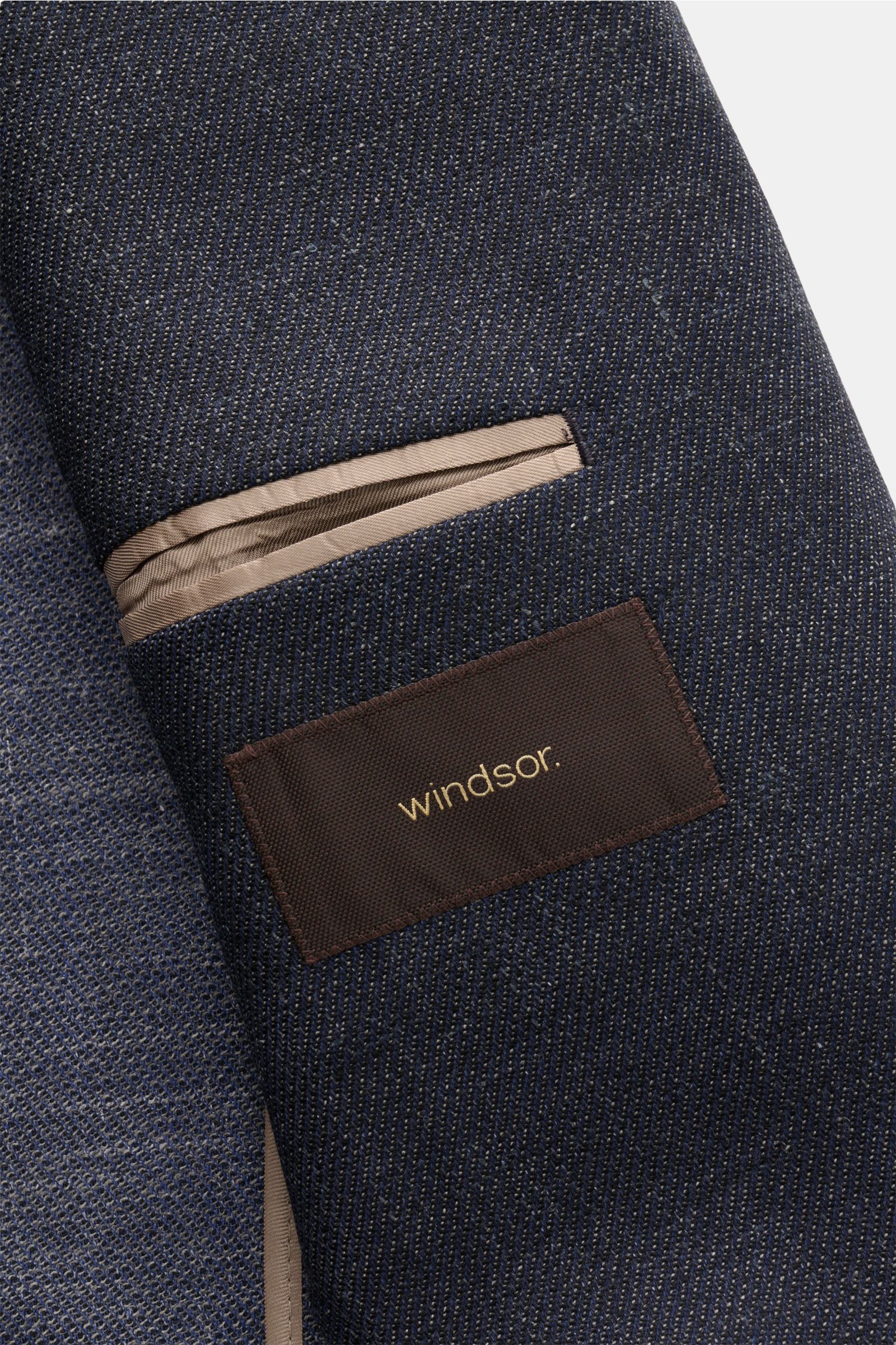 Nahaufnahme der Innenseite des Windsor Sakko 'Giorno' navy meliert aus Leinen-Wolle-Mix mit weichem Griff, zwei Innentaschen und Label.