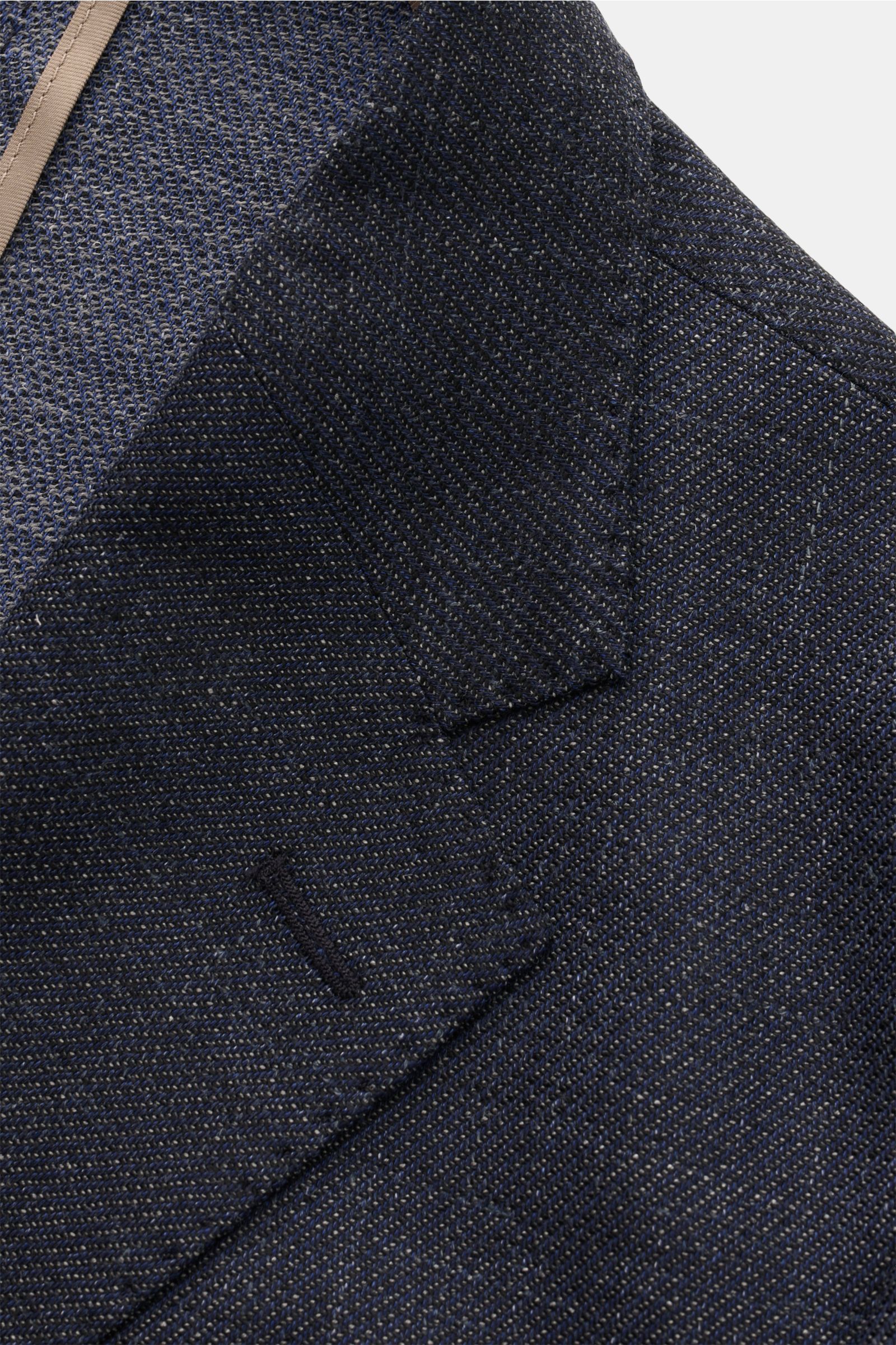 Windsor Sakko 'Giorno' navy meliert in Nahaufnahme von schräg oben zeigt Leinen-Wolle-Mix, fallendes Revers, Slim Fit, Kissing Buttons.