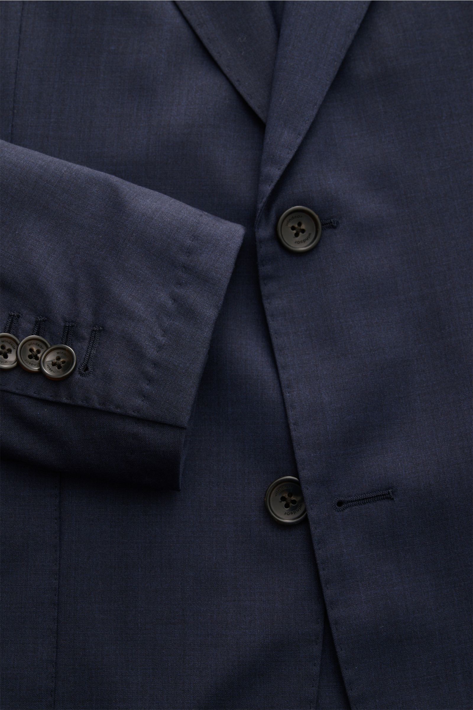 Windsor Sakko 'Travel' navy meliert aus feiner Wolle, Slim Fit, glatter Griff, fallendes Revers, Zwei-Knopf-Stil, Nahaufnahme von Vorderseite und Ärmel.