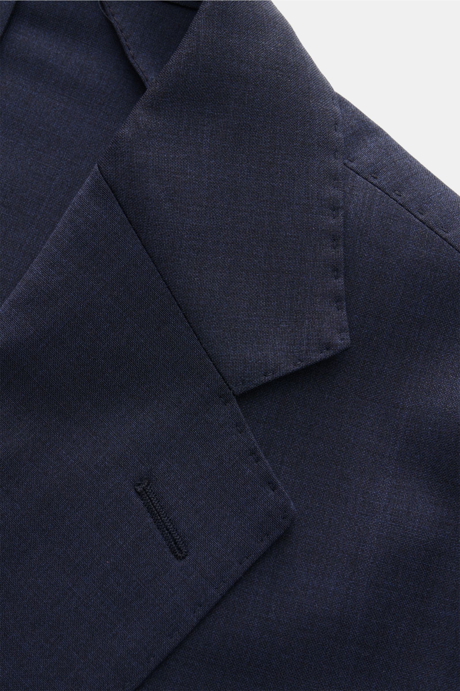 Nahaufnahme des fallenden Revers von Windsor Sakko 'Travel' navy meliert aus feiner Wolle mit Slim Fit und Kissing Buttons.