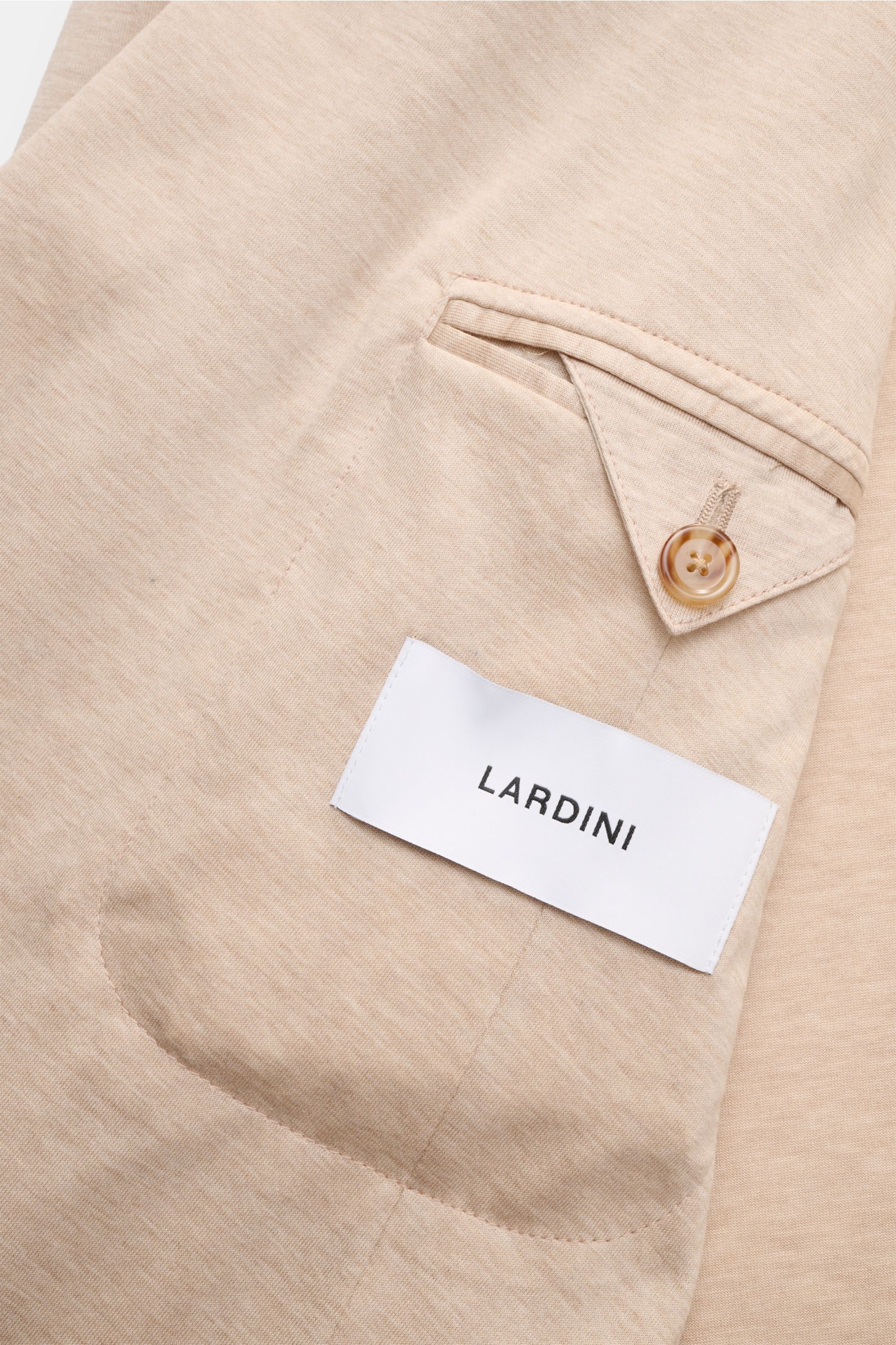 Close-up view of the inside pocket of the Lardini Jersey jacket beige mottled, showing soft cotton jersey fabric and buttoned flap.

Comfortable and elegant: This double-breasted smart-casual jacket by LARDINI in lightweight cotton jersey is the best c